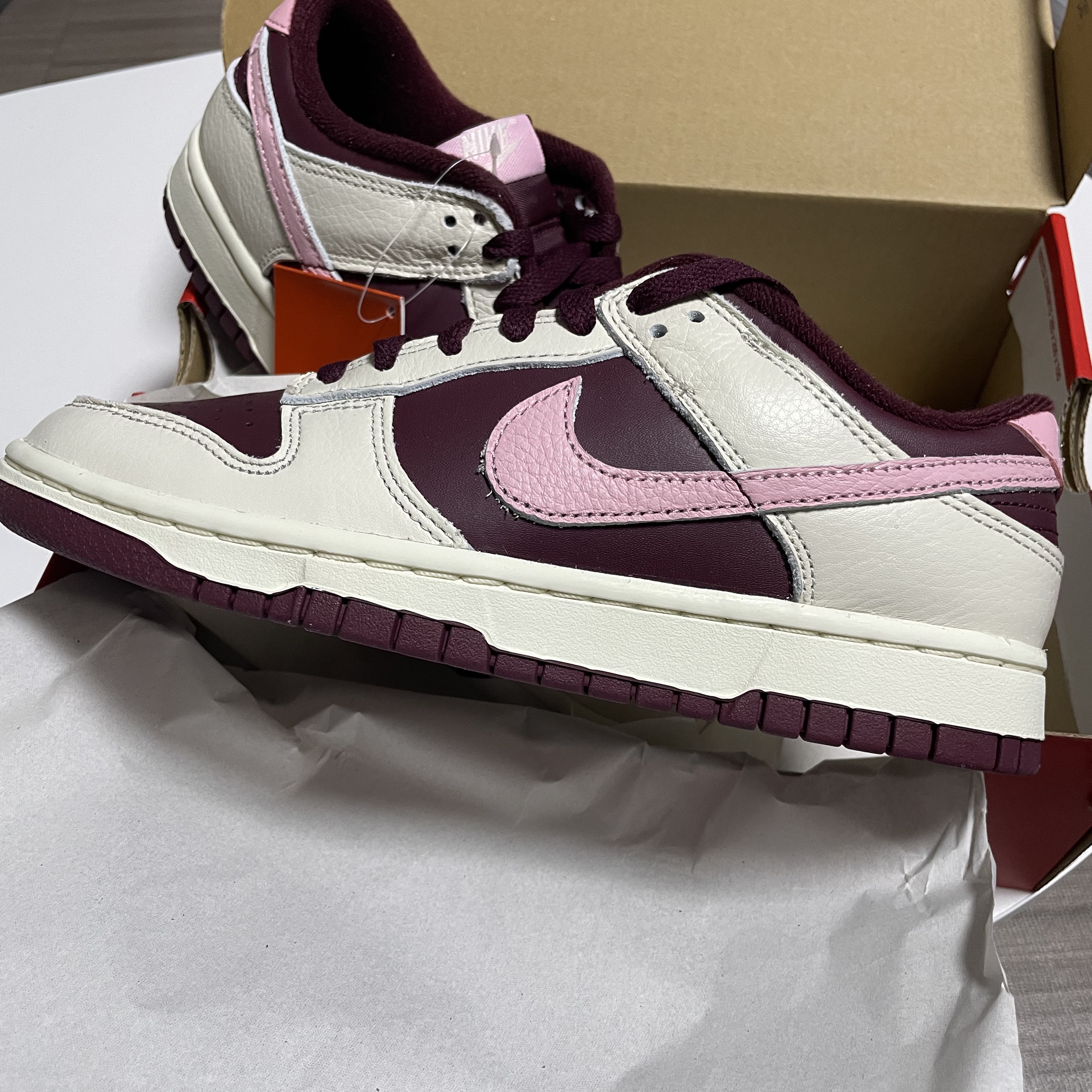 NIke Dunk Low Retro Night Maroon and Medium Soft Pink 착용 스타일