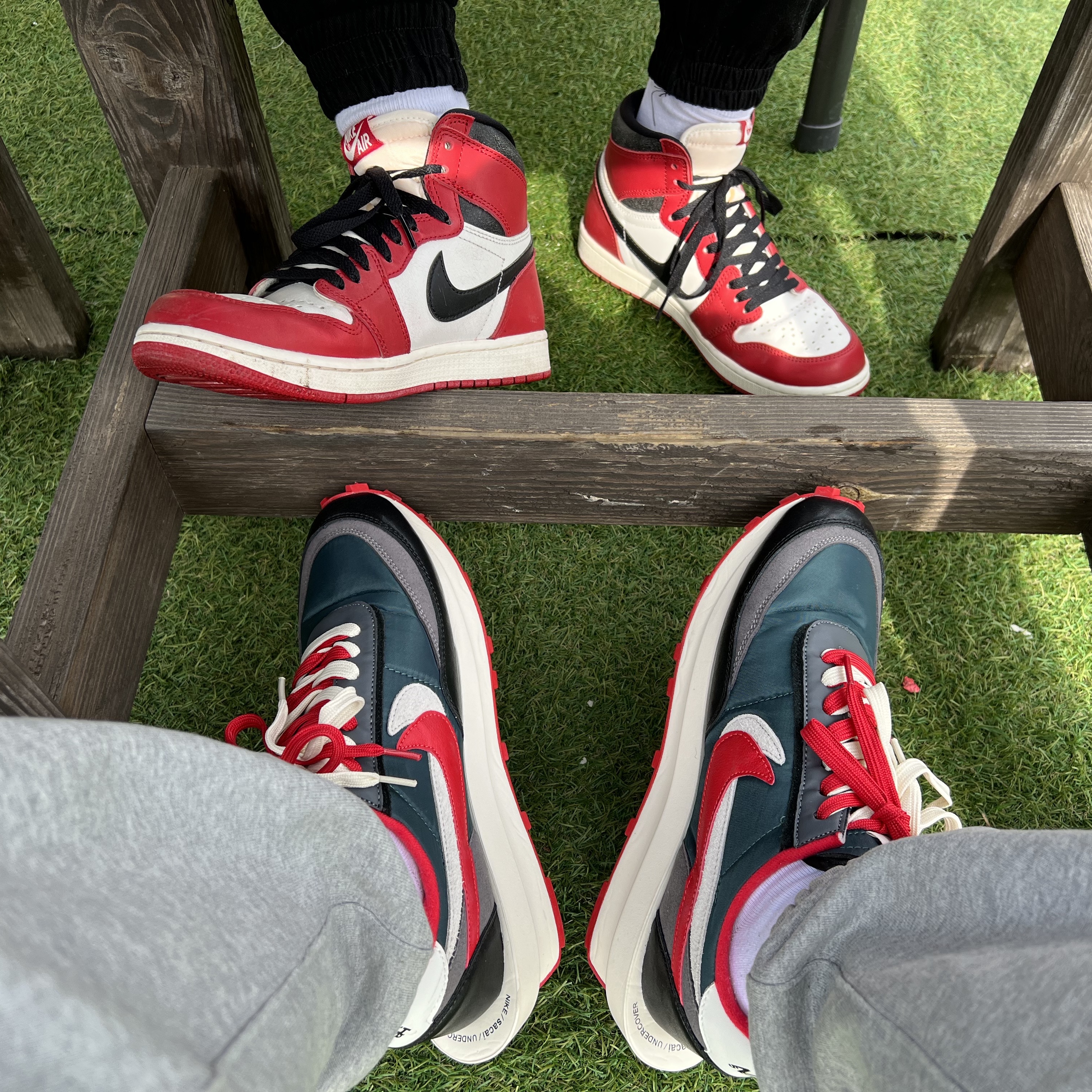 Nike x Sacai x Undercover LDWaffle Midnight Spruce University Red, Jordan 1 Retro High OG Chicago 2022 착용 스타일 - 1