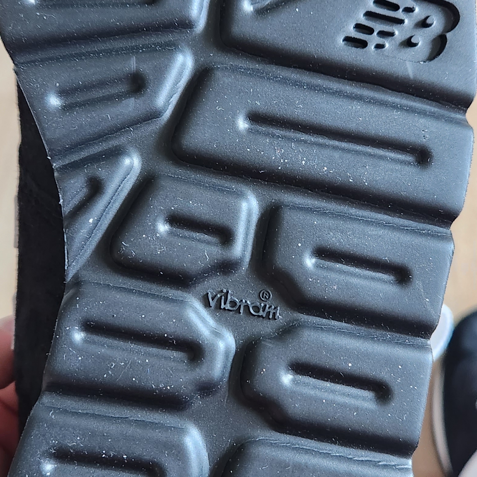New Balance 990v1 Made in USA Black 착용 스타일 - 3