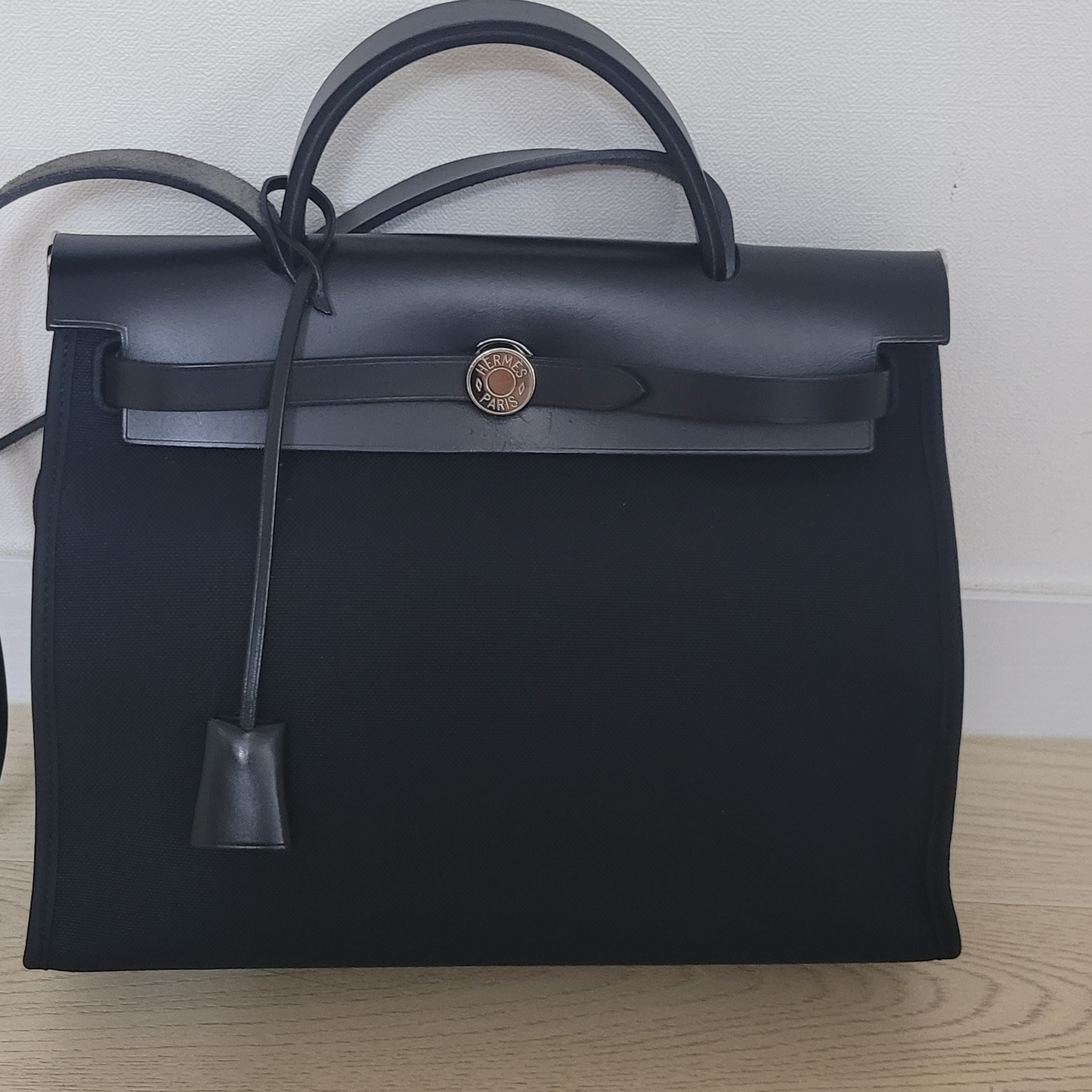 Hermes Herbag Zip 31 Bag Sellier H Berllin Canvas & Palladium Noir Ecru 착용 스타일