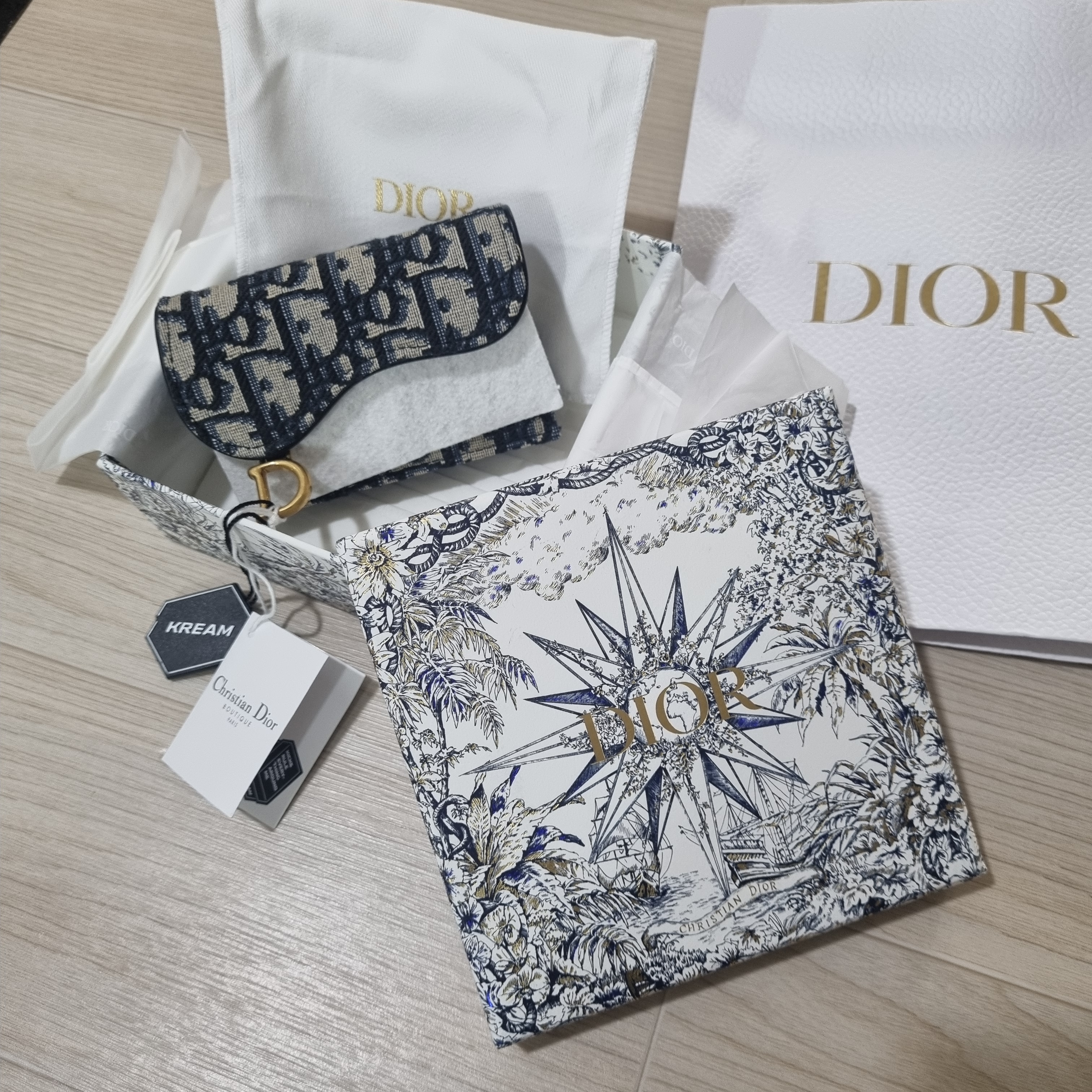 Dior Saddle Flap Card Holder Blue Dior Oblique Jacquard 착용 스타일 - 1