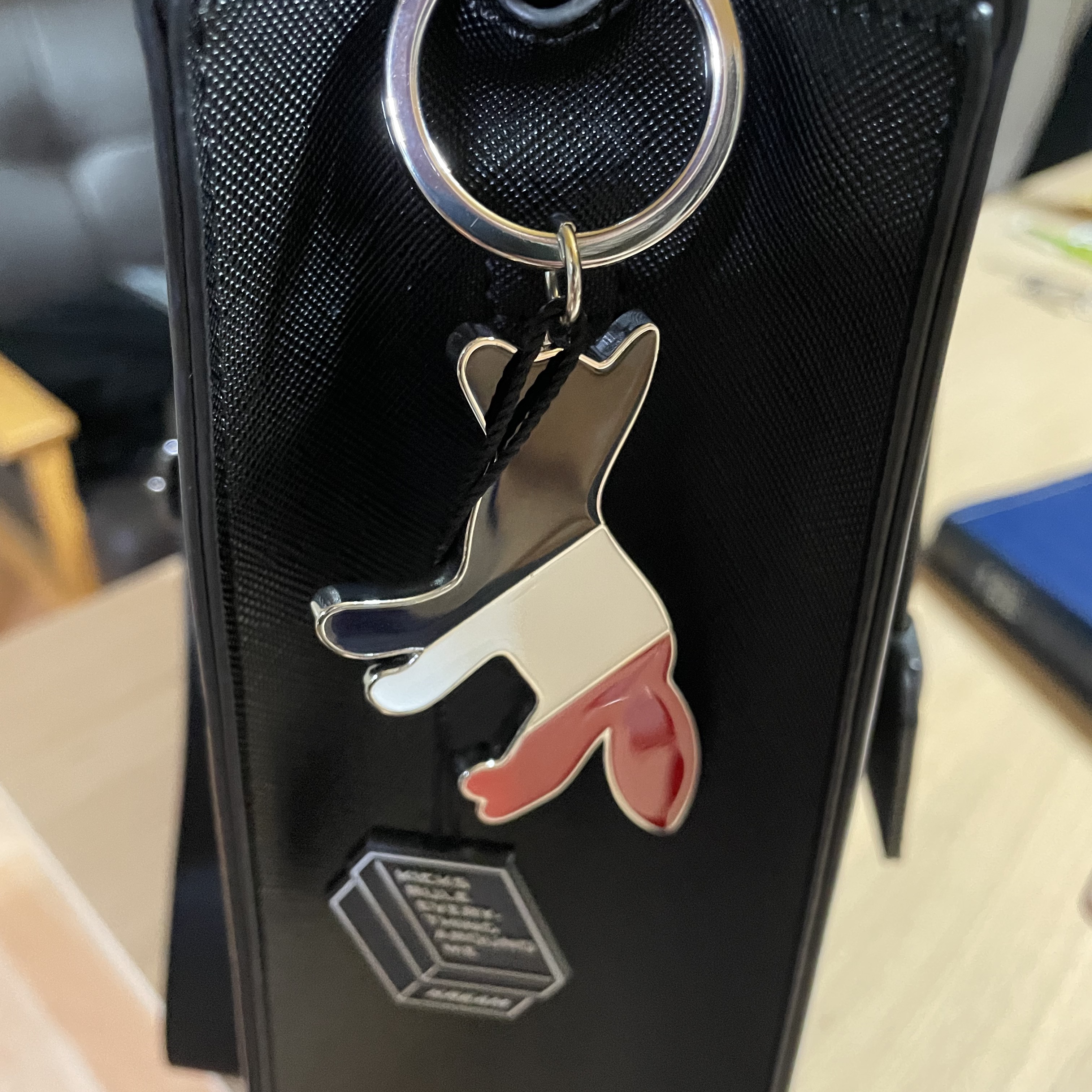 Maison Kitsune Tricolor Fox Metal Keyring Multicolor 착용 스타일