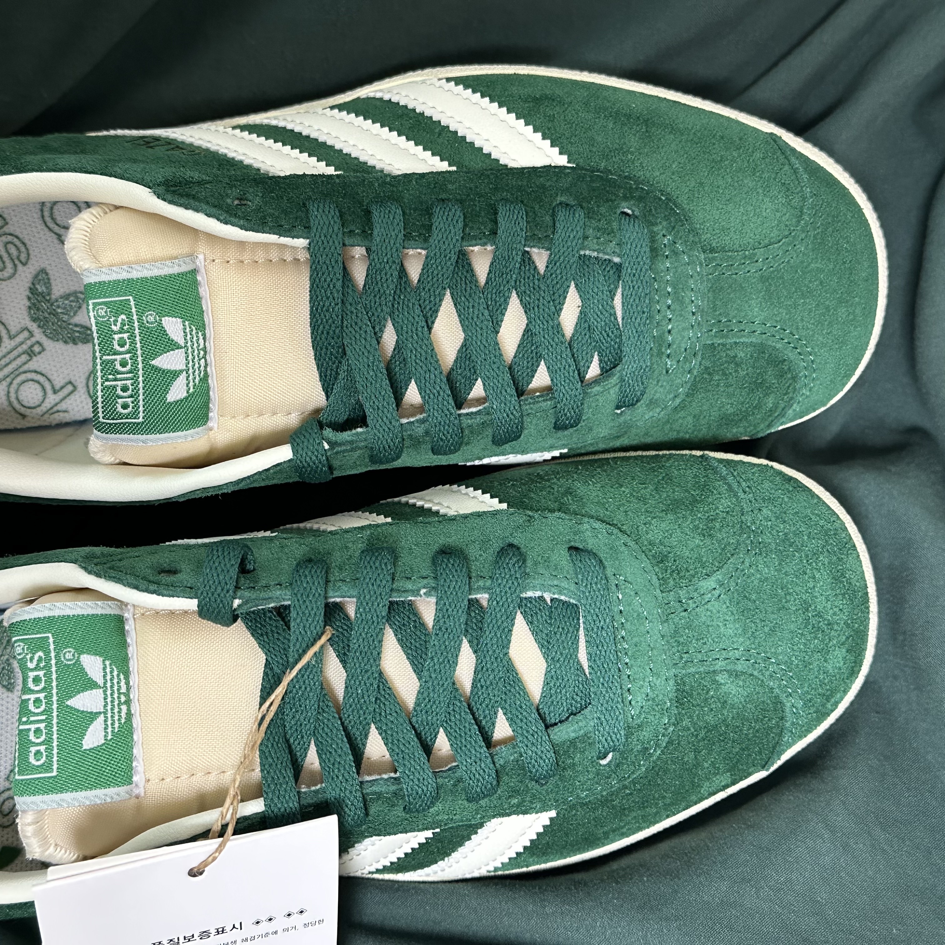 Adidas Gazelle Dark Green Cream White 착용 스타일 - 2