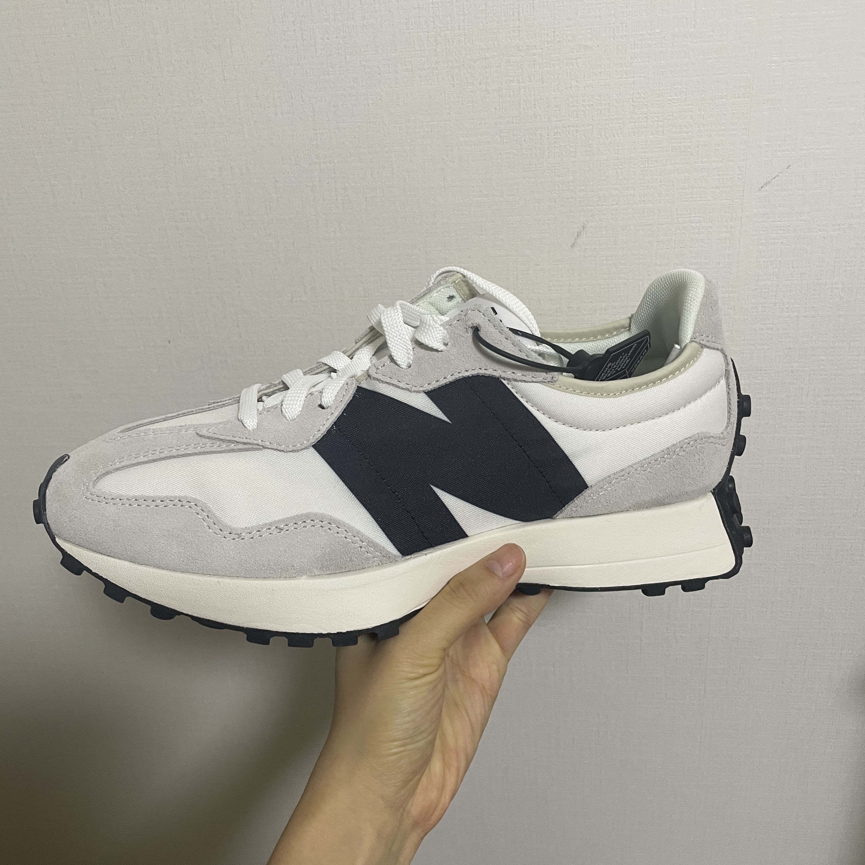 New Balance 327 White Black 착용 스타일