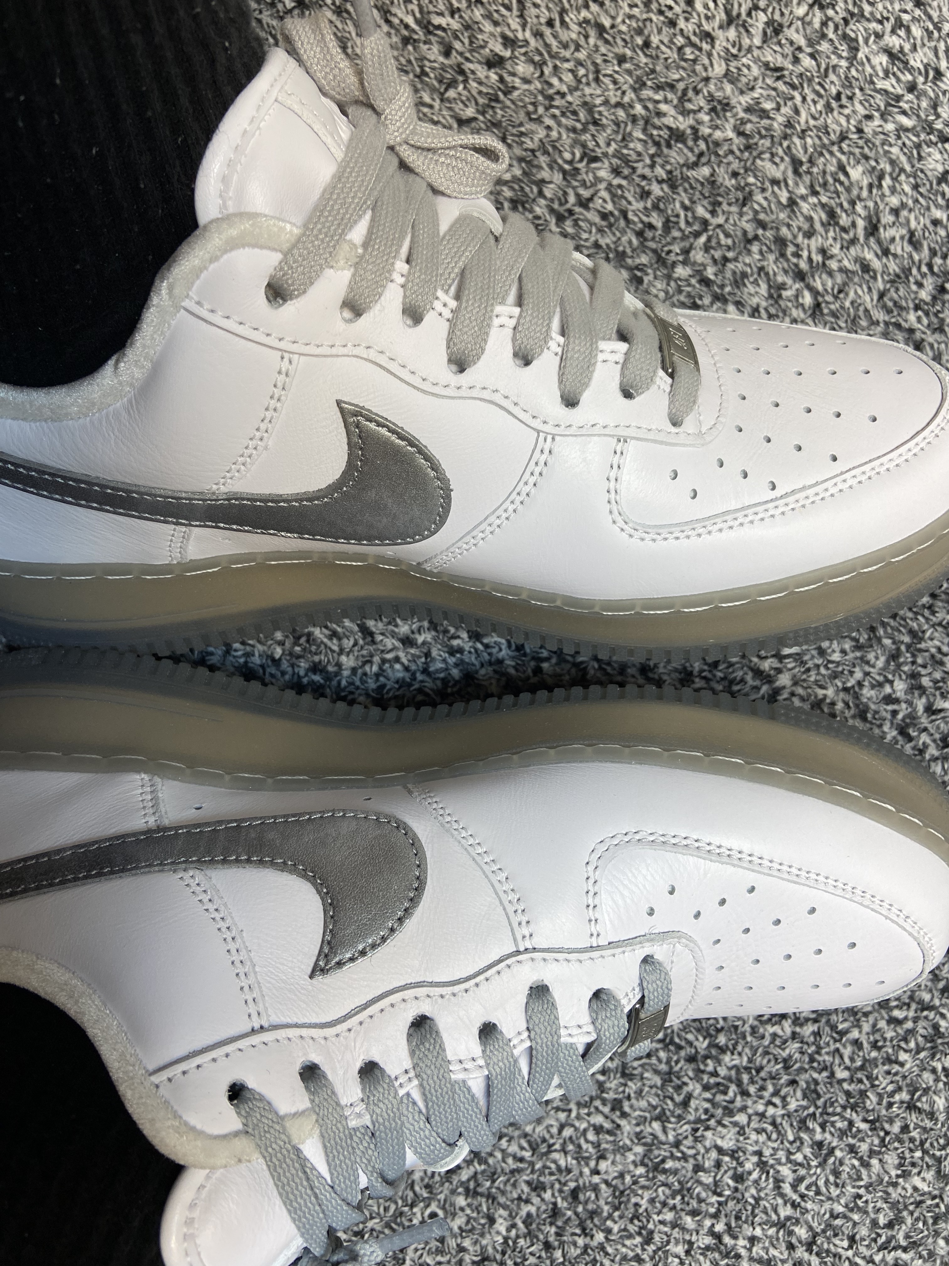 Nike Air Force 1 '07 PRM Metallic Silver 착용 스타일