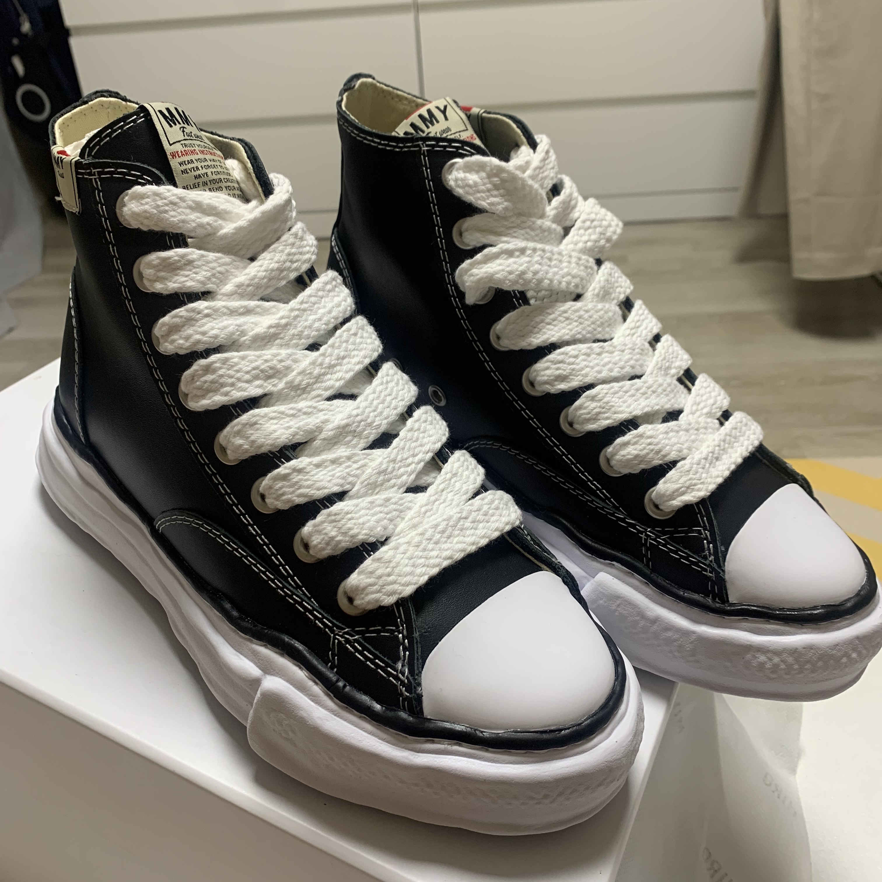 Maison Mihara Yasuhiro Peterson OG Sole Leather High-top Sneakers Black 착용 스타일 - 3
