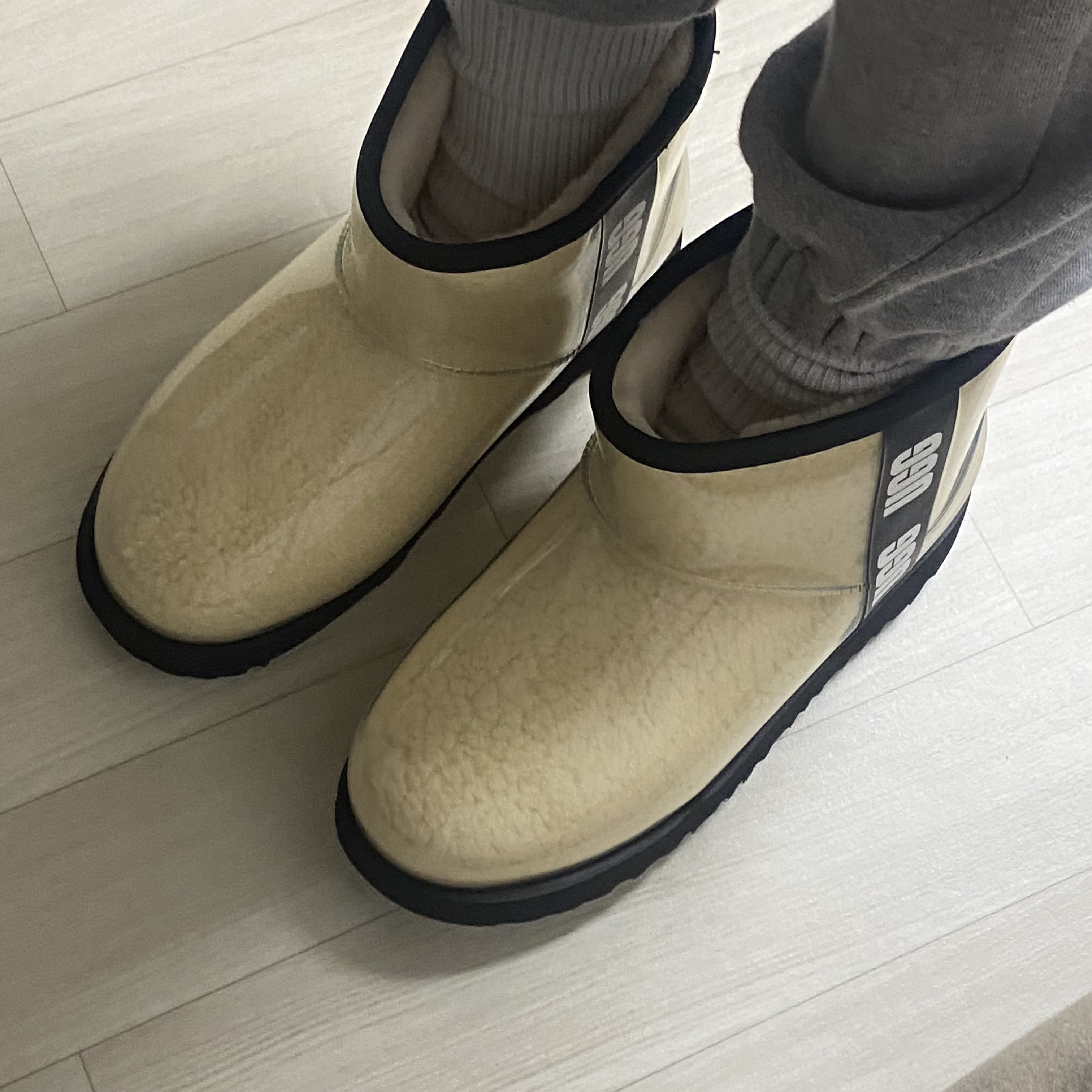 (Kids) UGG Classic Clear Mini II Natural Black 착용 스타일 - 1