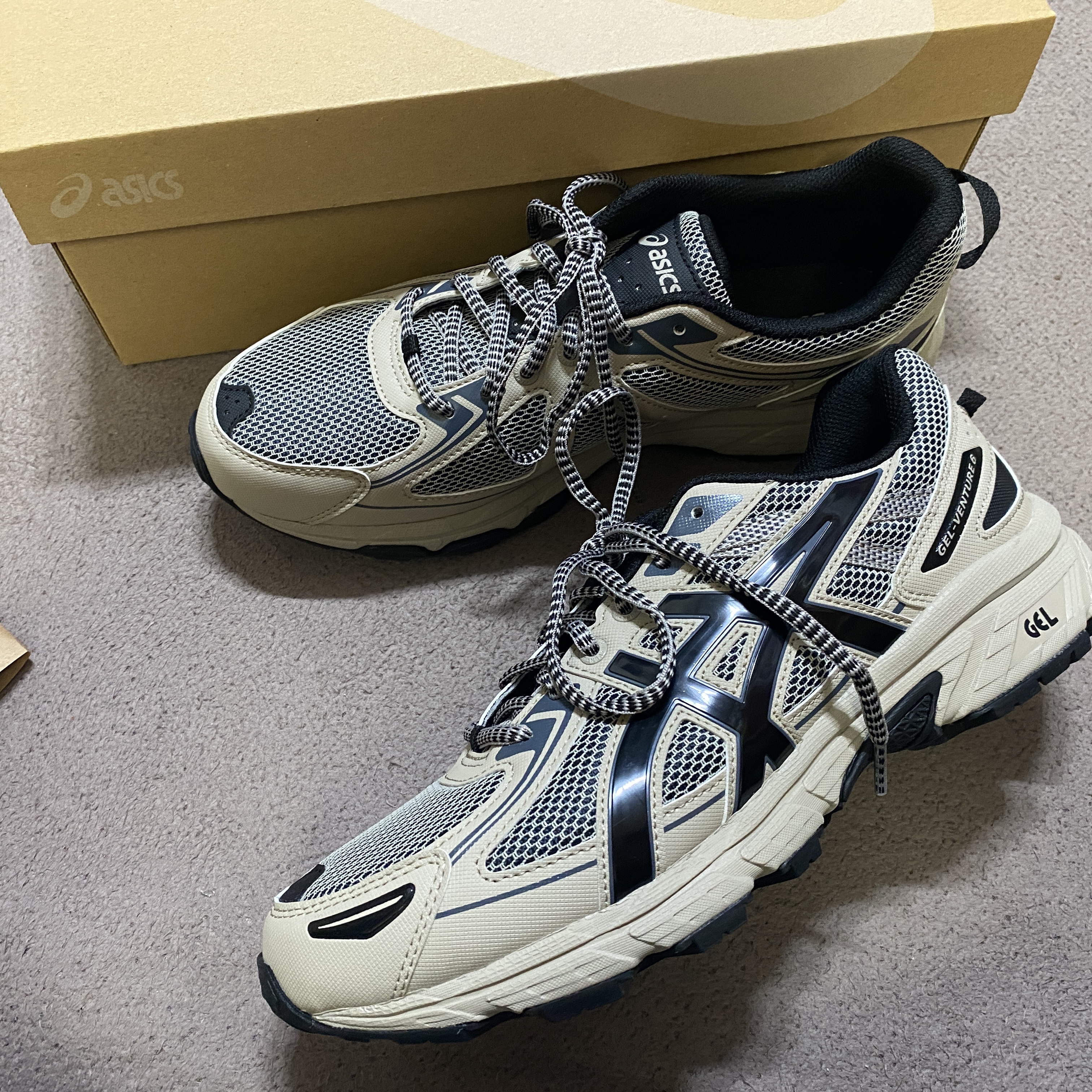 Asics Gel-Venture 6 Feather Grey Black 착용 스타일