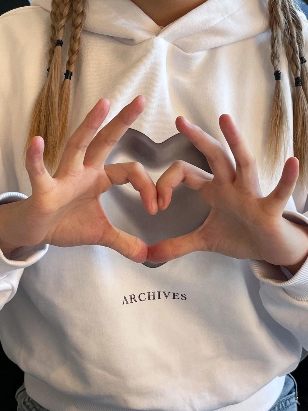 2000Archives Crop Matt Love Hoodie Off White 착용 스타일 - 2