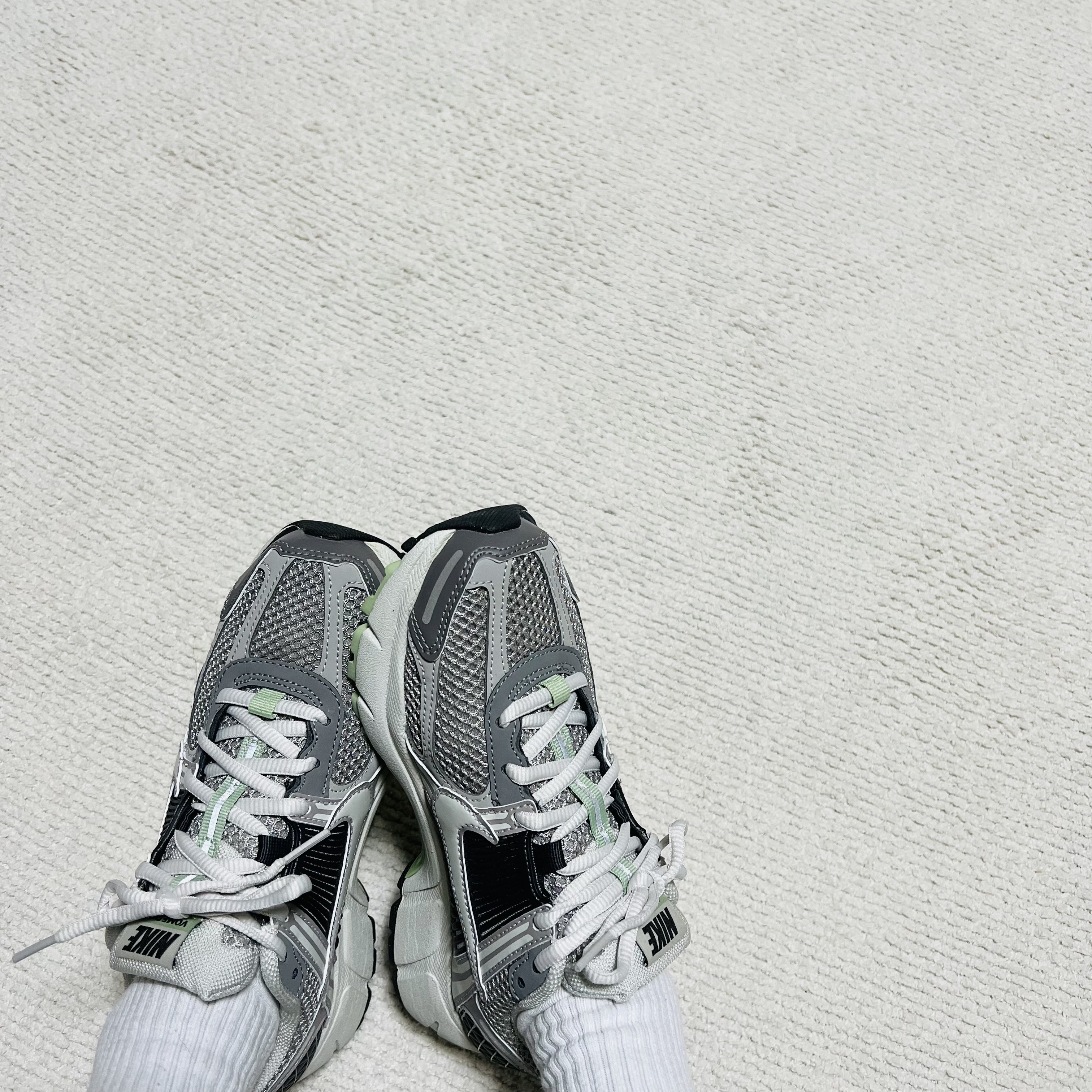 (W) Nike Zoom Vomero 5 Cobblestone and Flat Pewter 착용 스타일 - 3