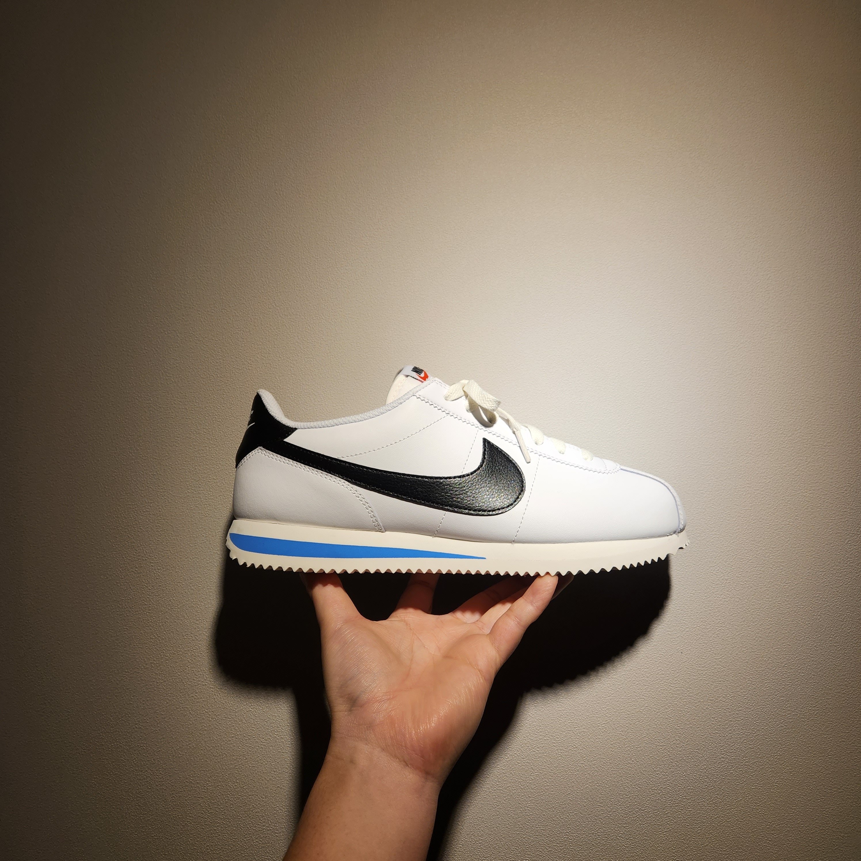Nike Cortez White and Black 착용 스타일