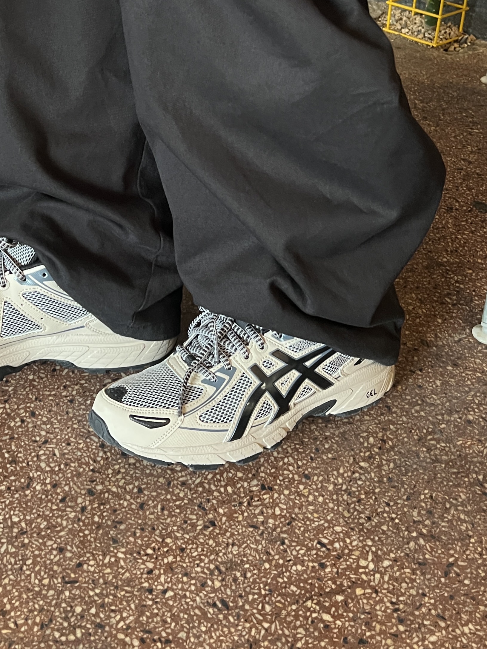 Asics Gel-Venture 6 Feather Grey Black 착용 스타일 - 3