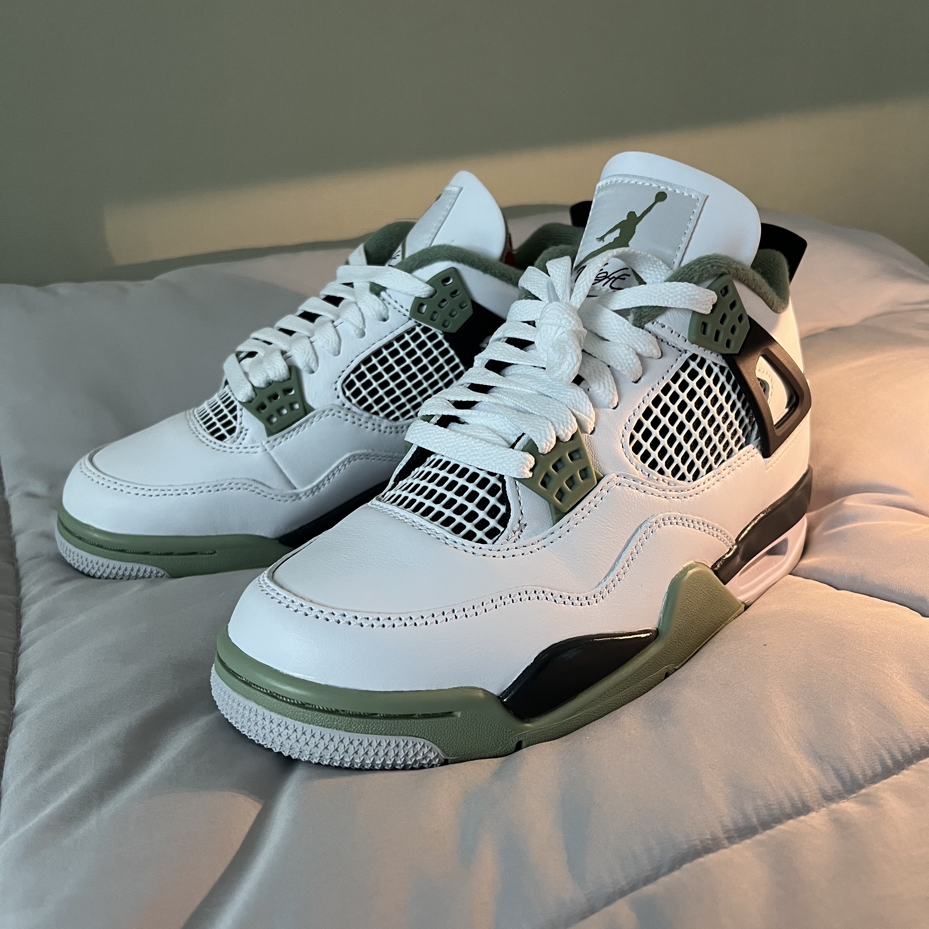 (W) Jordan 4 Retro Oil Green 착용 스타일 - 1