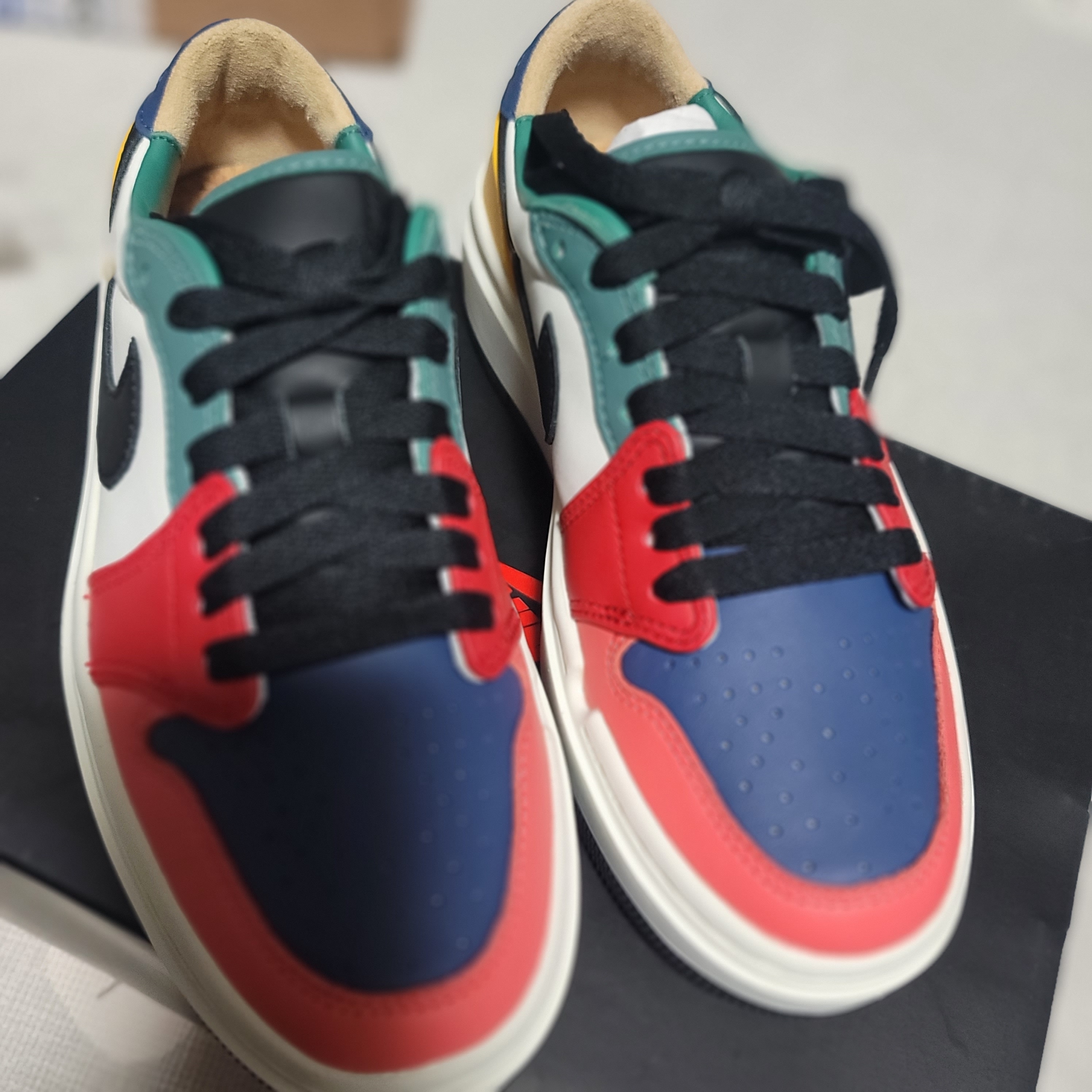 (W) Jordan 1 Elevate Low SE Fire Red Taxi 착용 스타일 - 5