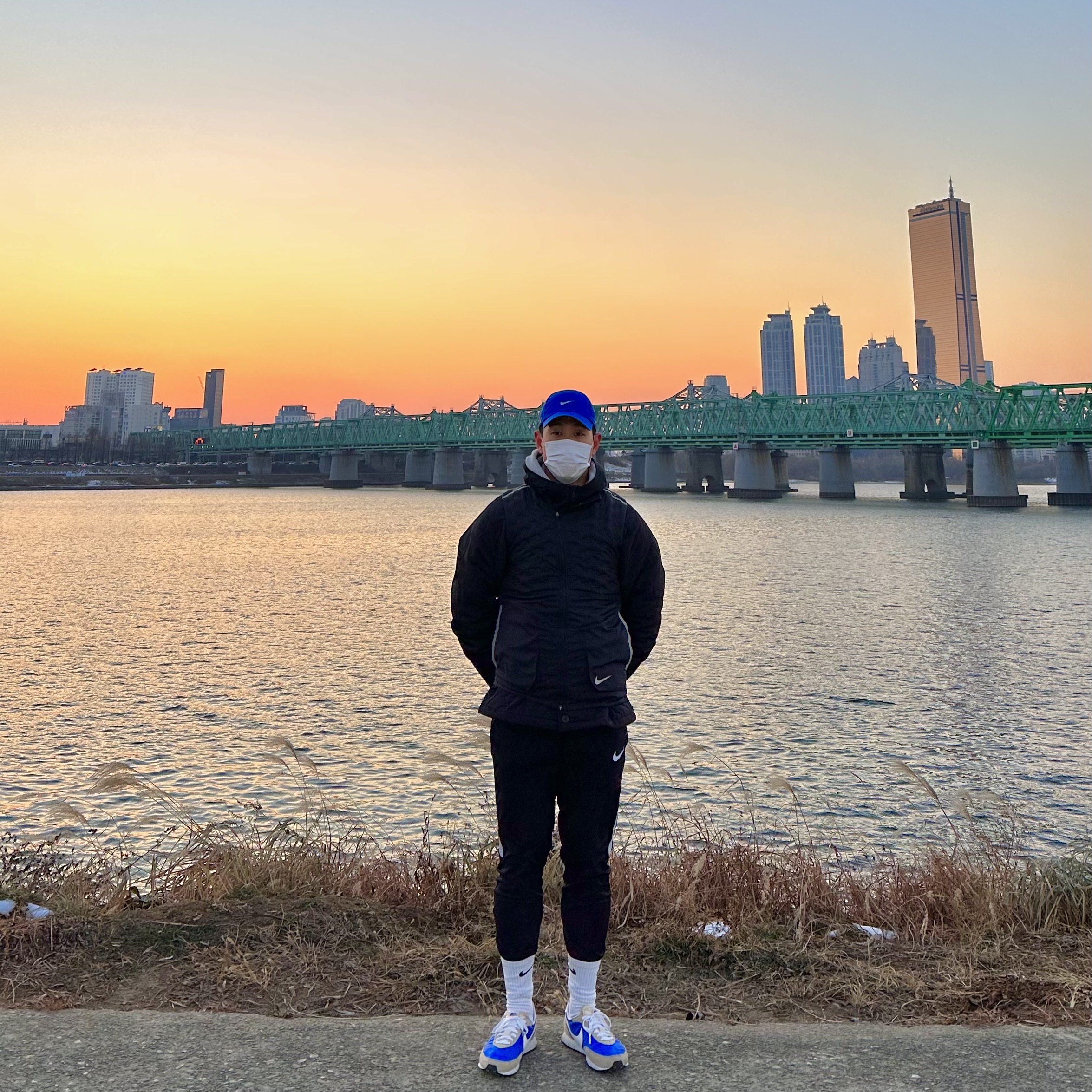 Nike Waffle Trainer 2 Hyper Royal Rattan 착용 스타일 - 2