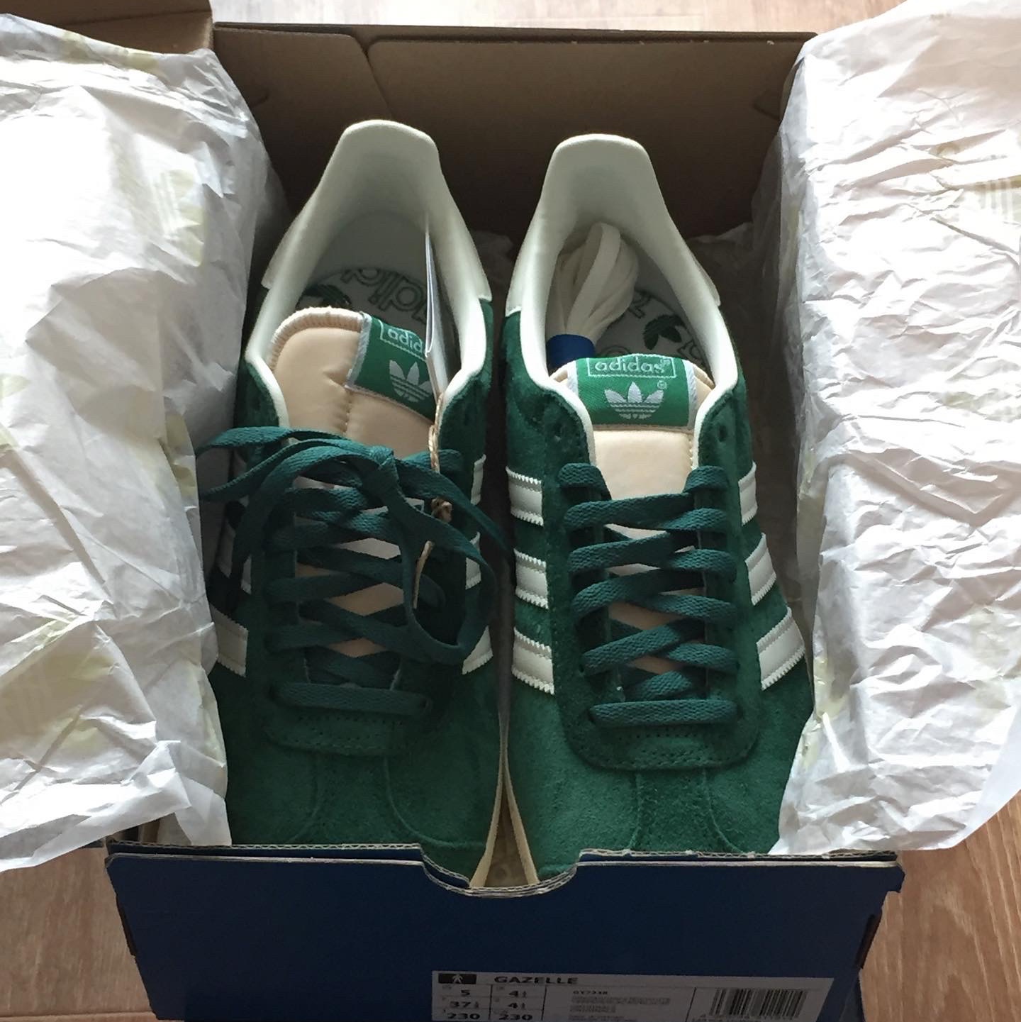 Adidas Gazelle Dark Green Cream White 착용 스타일 - 1