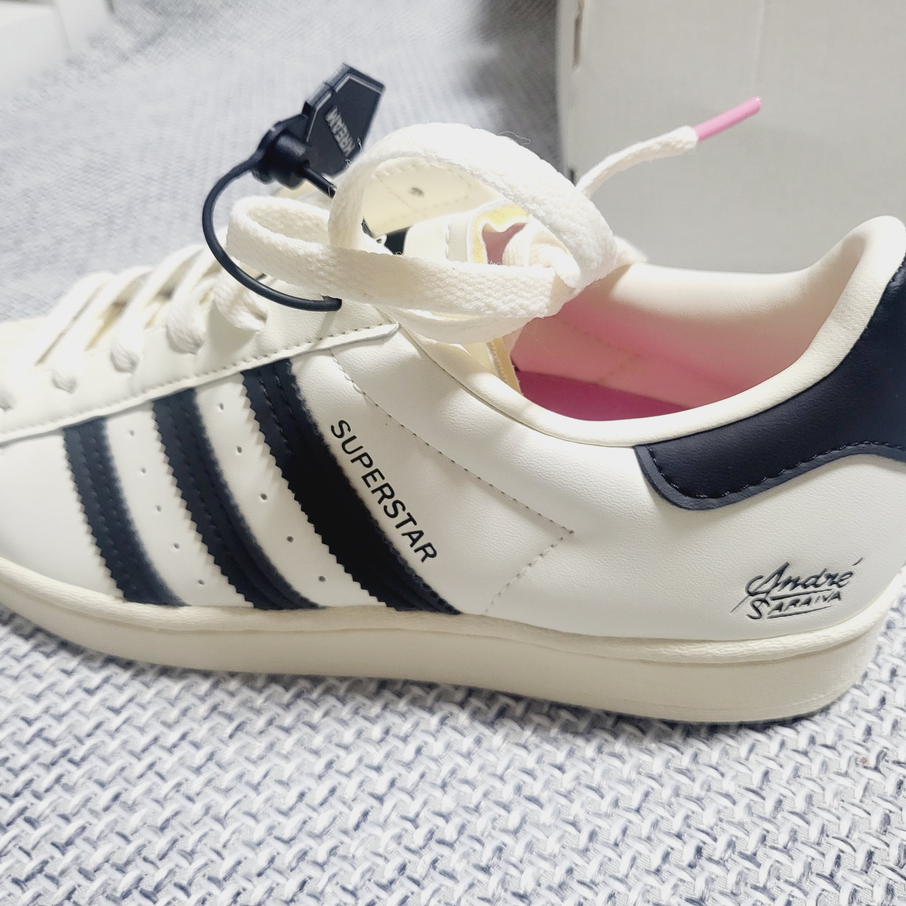 Adidas x Andre Saraiva Superstar Cream White Core Black 착용 스타일 - 2