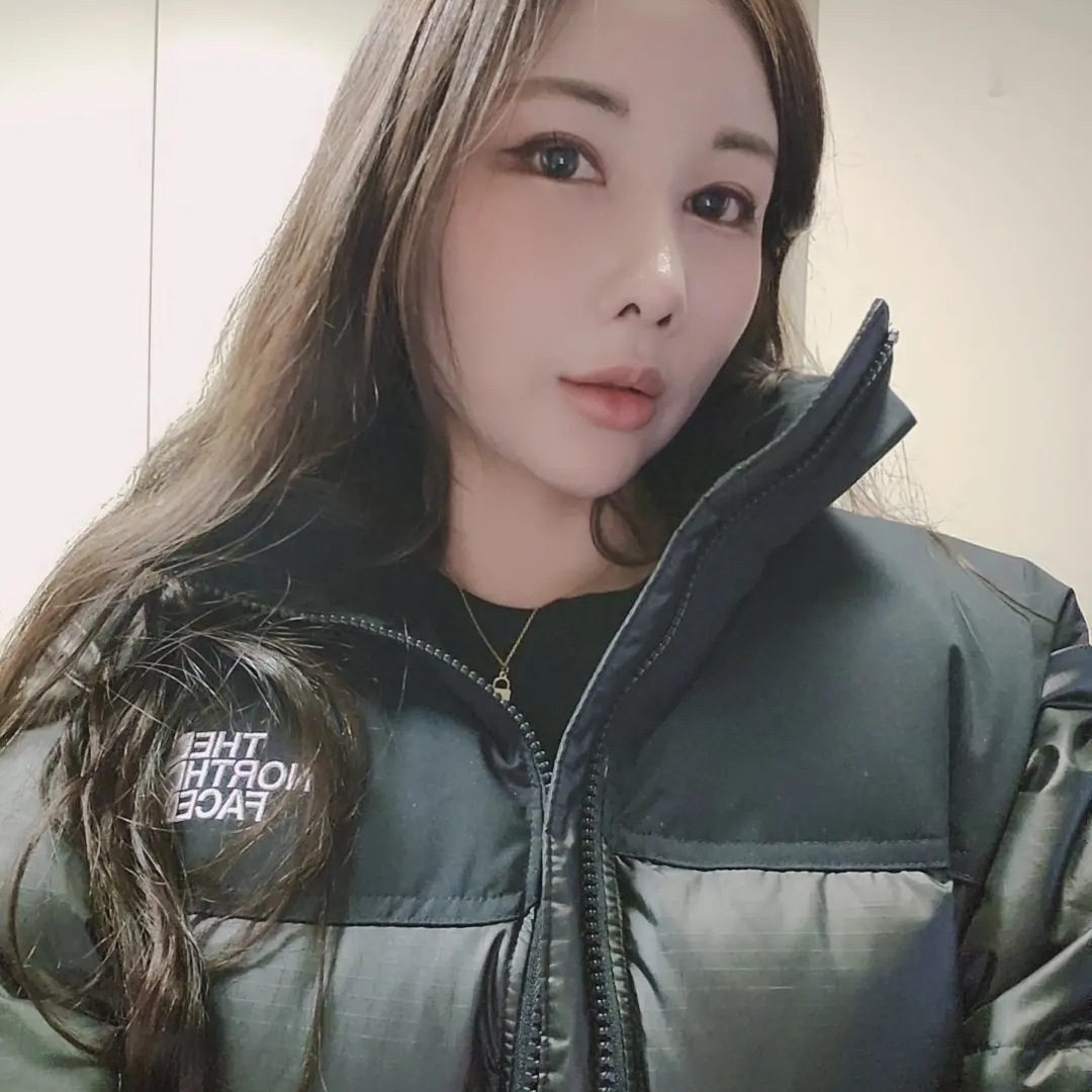 (W) The North Face White Label Novelty Nuptse Down Jacket Black 착용 스타일 - 1