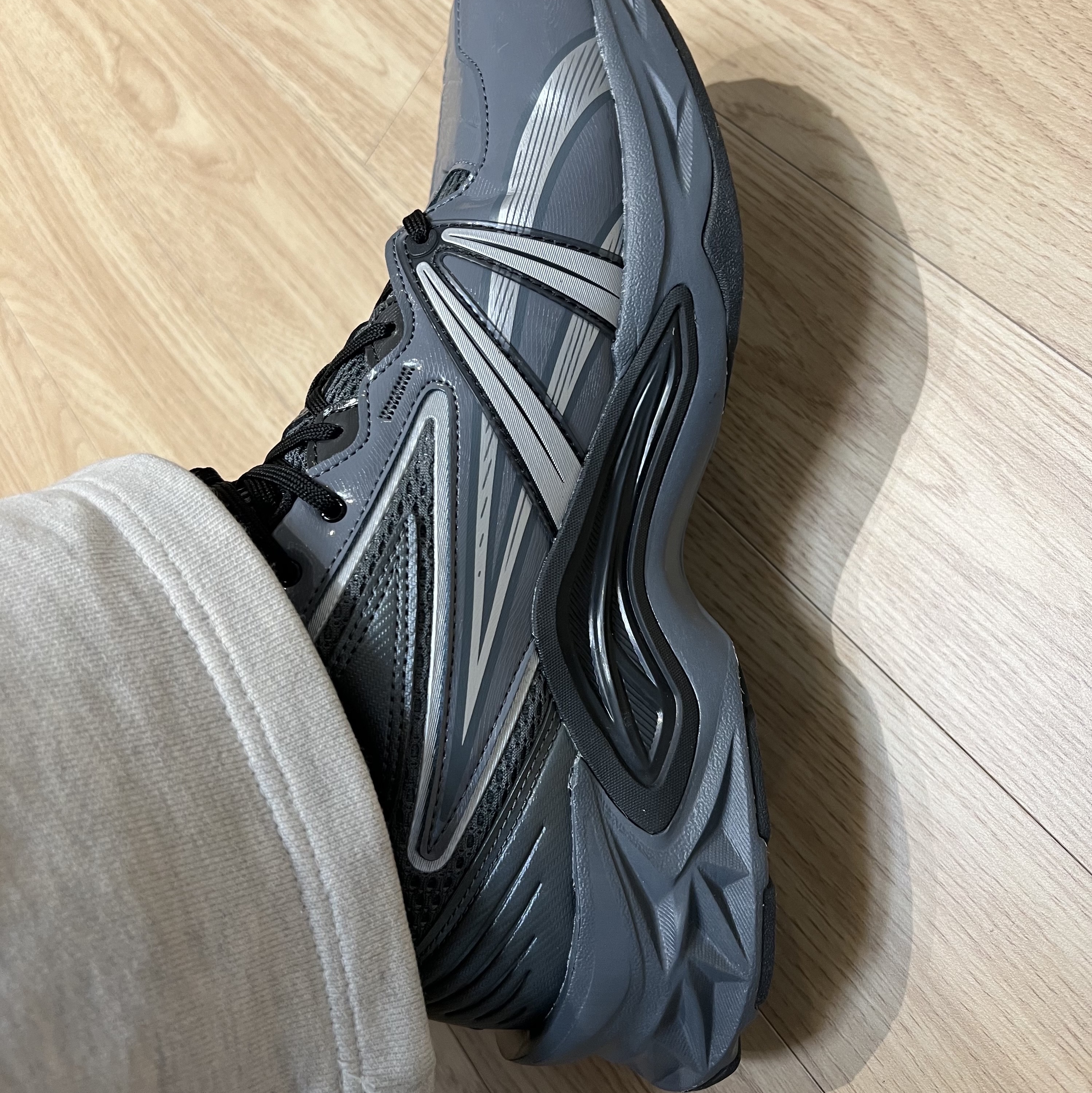 Asics HN2-S Protoblast Steel Grey 착용 스타일 - 2