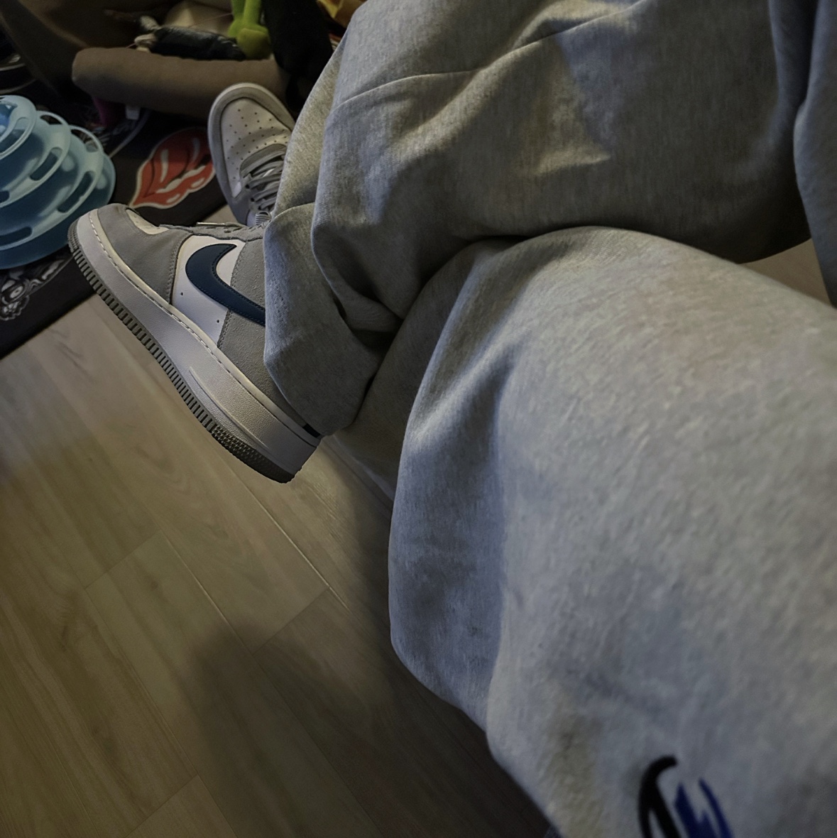 Zara x Ader Error Jogger Pants Grey, (GS) Nike Air Force 1 LV8 Athletic Club Light Smoke Grey Marina 착용 스타일 - 2