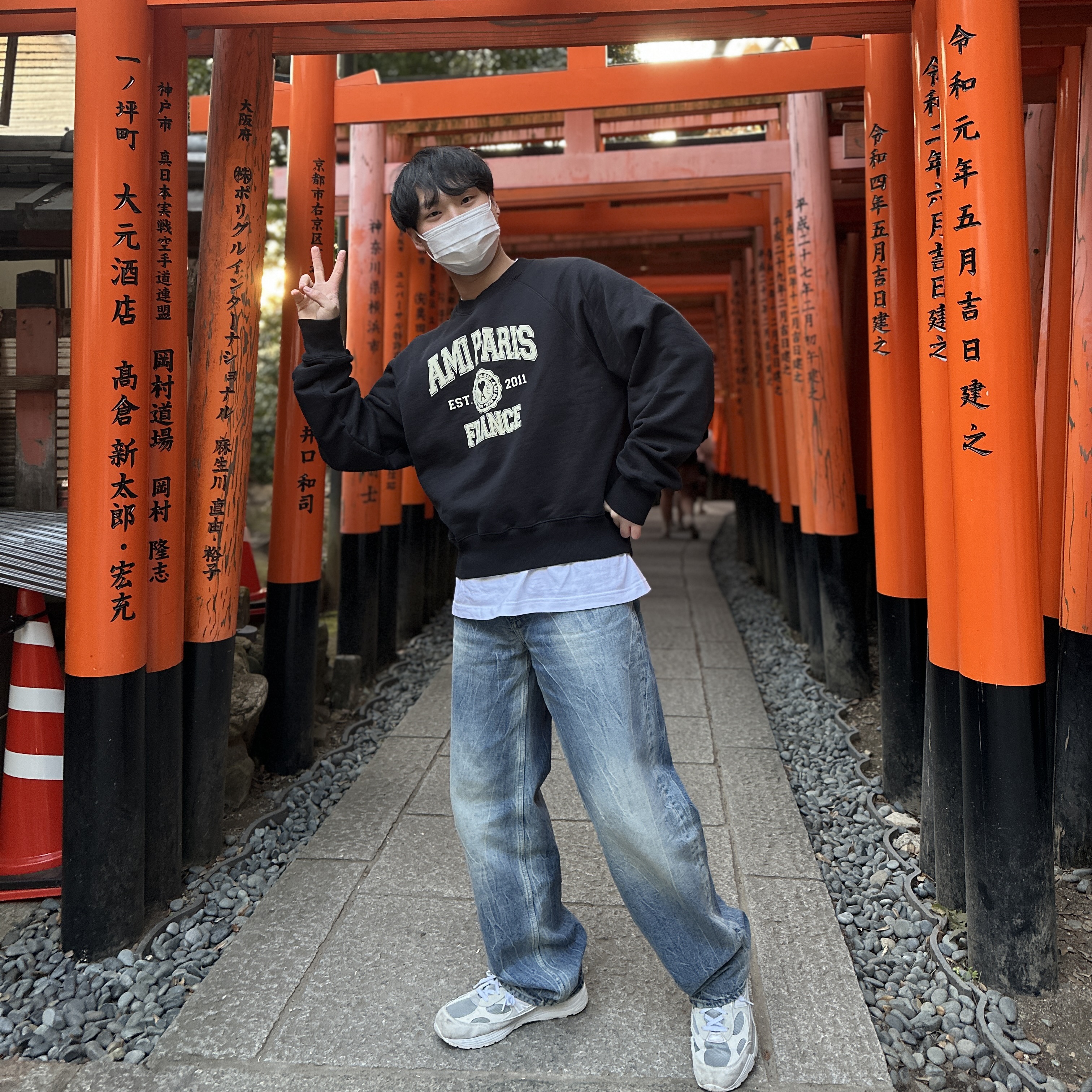 AMI Paris France Sweatshirt Black, New Balance 992 Made in USA White Silver 착용 스타일 - 1