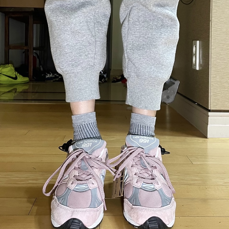 (W) New Balance 991 Made in UK Shy Pink 착용 스타일 - 2