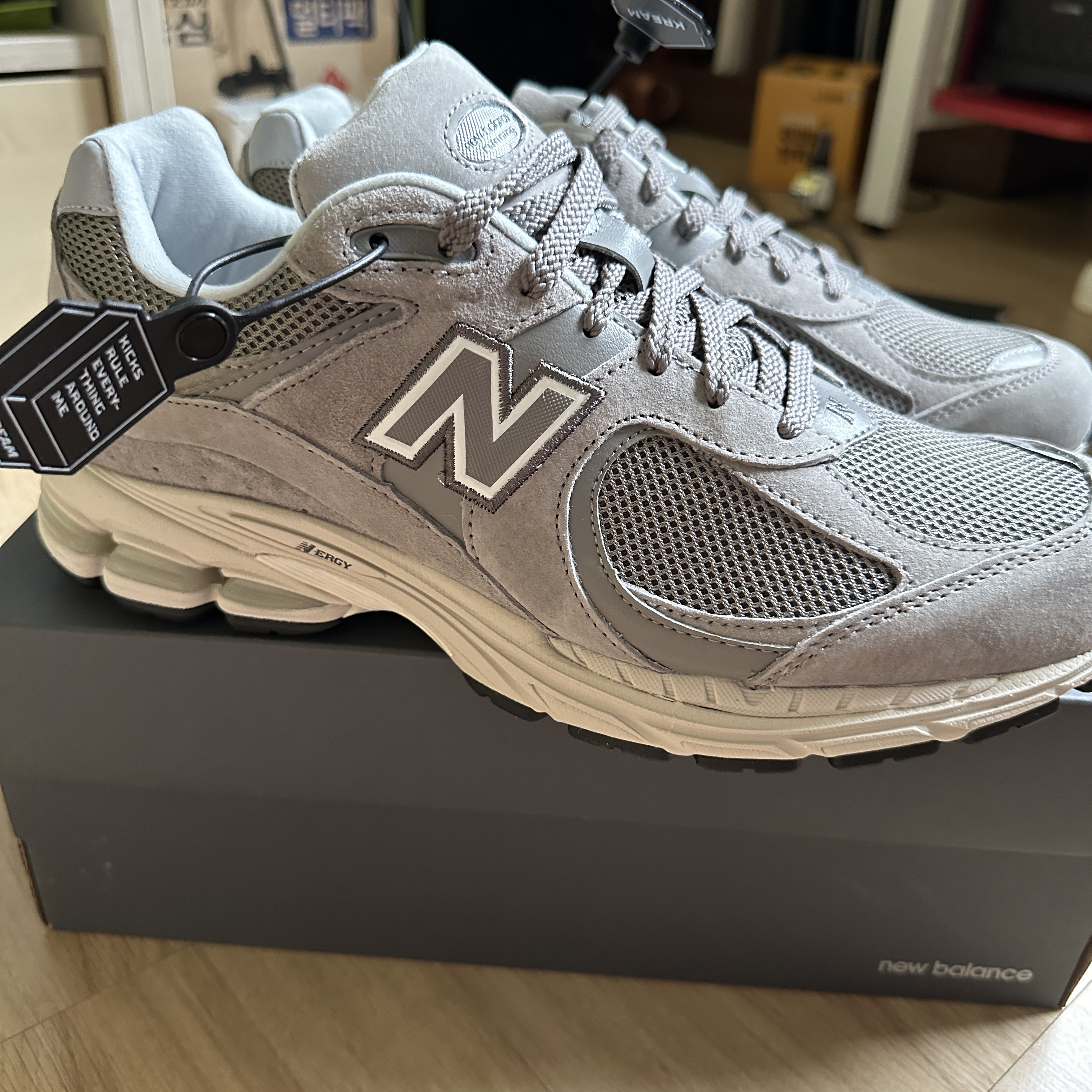 New Balance 2002R Grey 착용 스타일 - 1