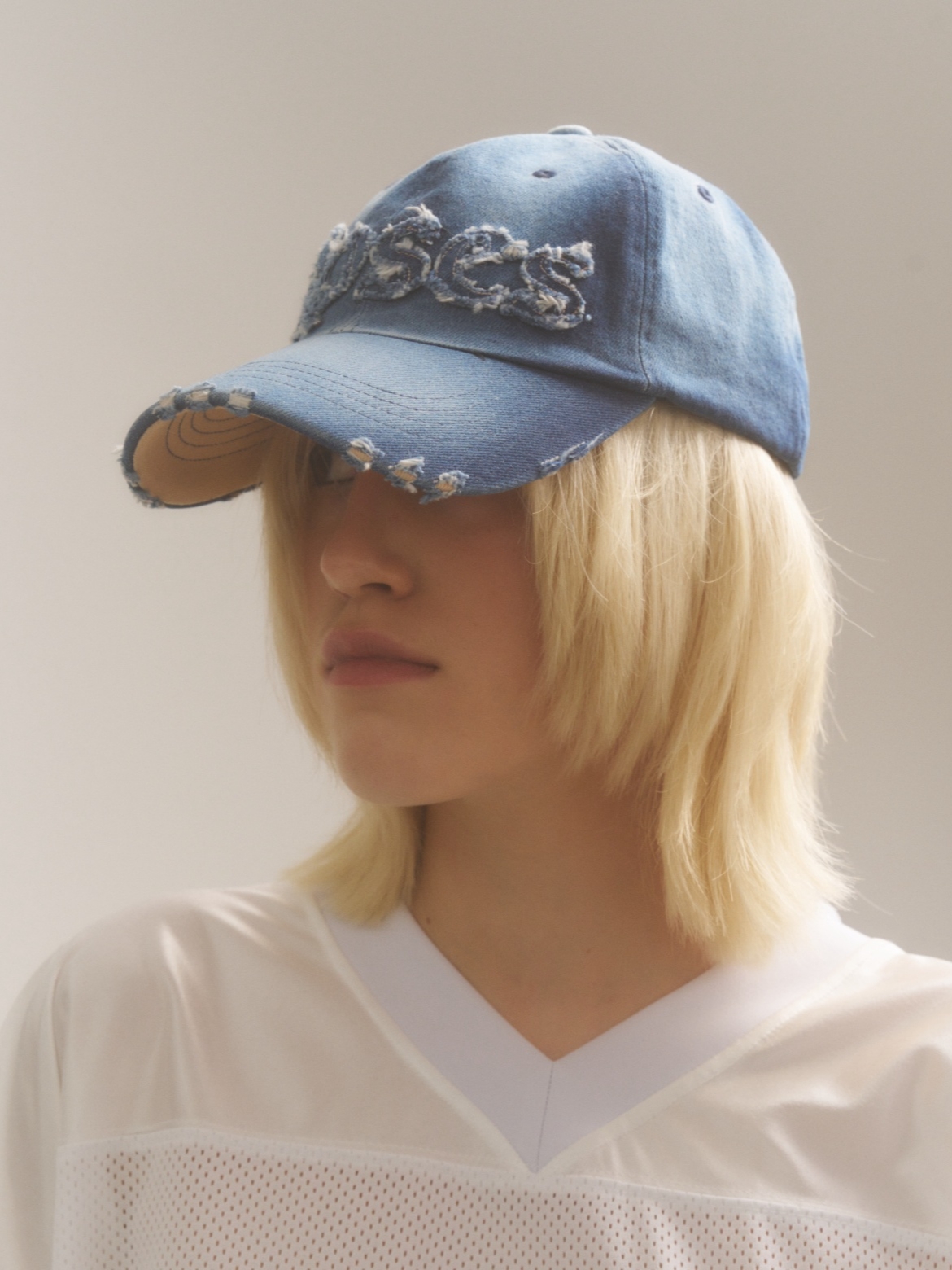 2000Archives Roses Denim Ball Cap 착용 스타일