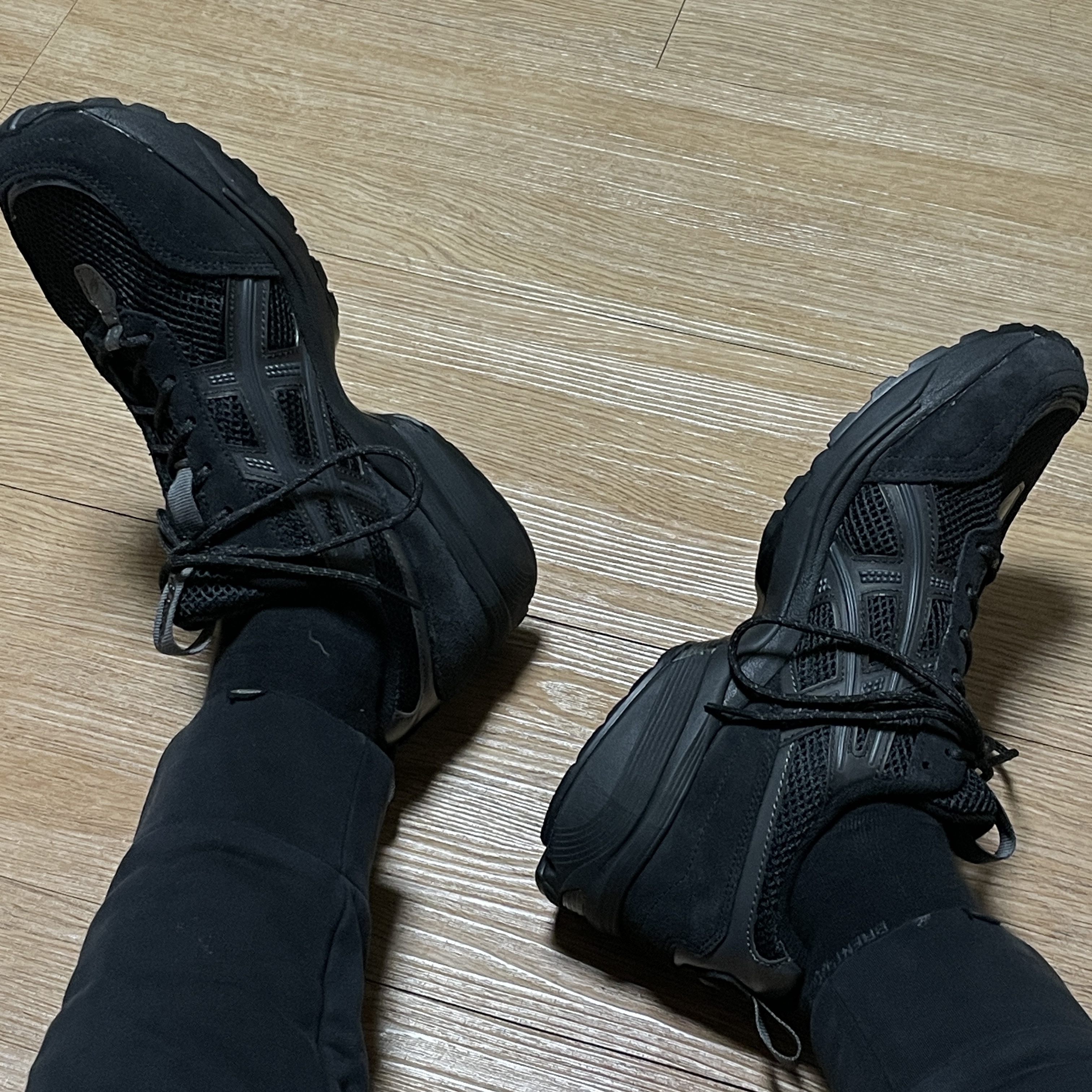 Asics Gel-1090 V2 Black 착용 스타일 - 3