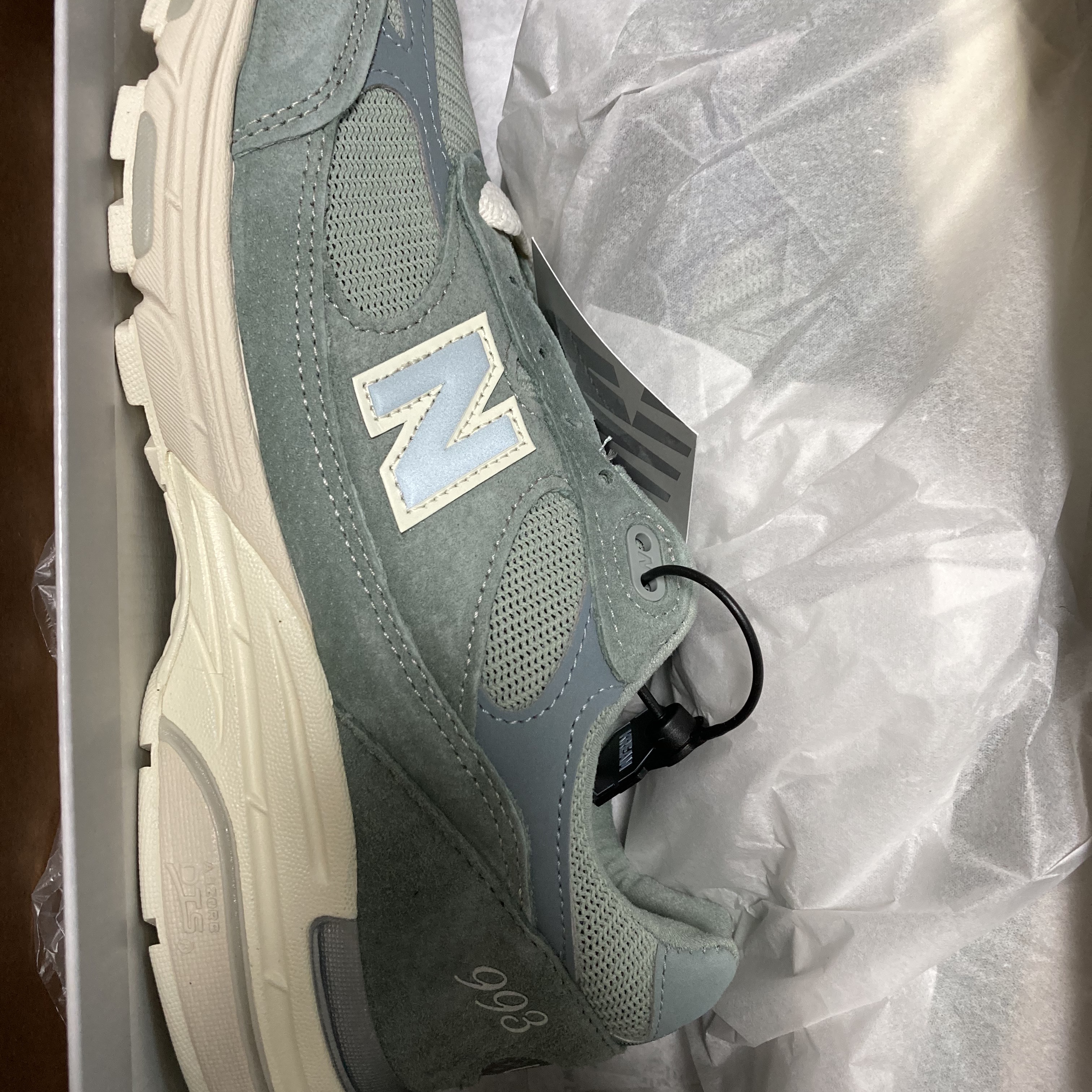 New Balance x Kith 993 Made in USA Slate Grey, New Balance x JJJJound 990v3 Olive 착용 스타일 - 1