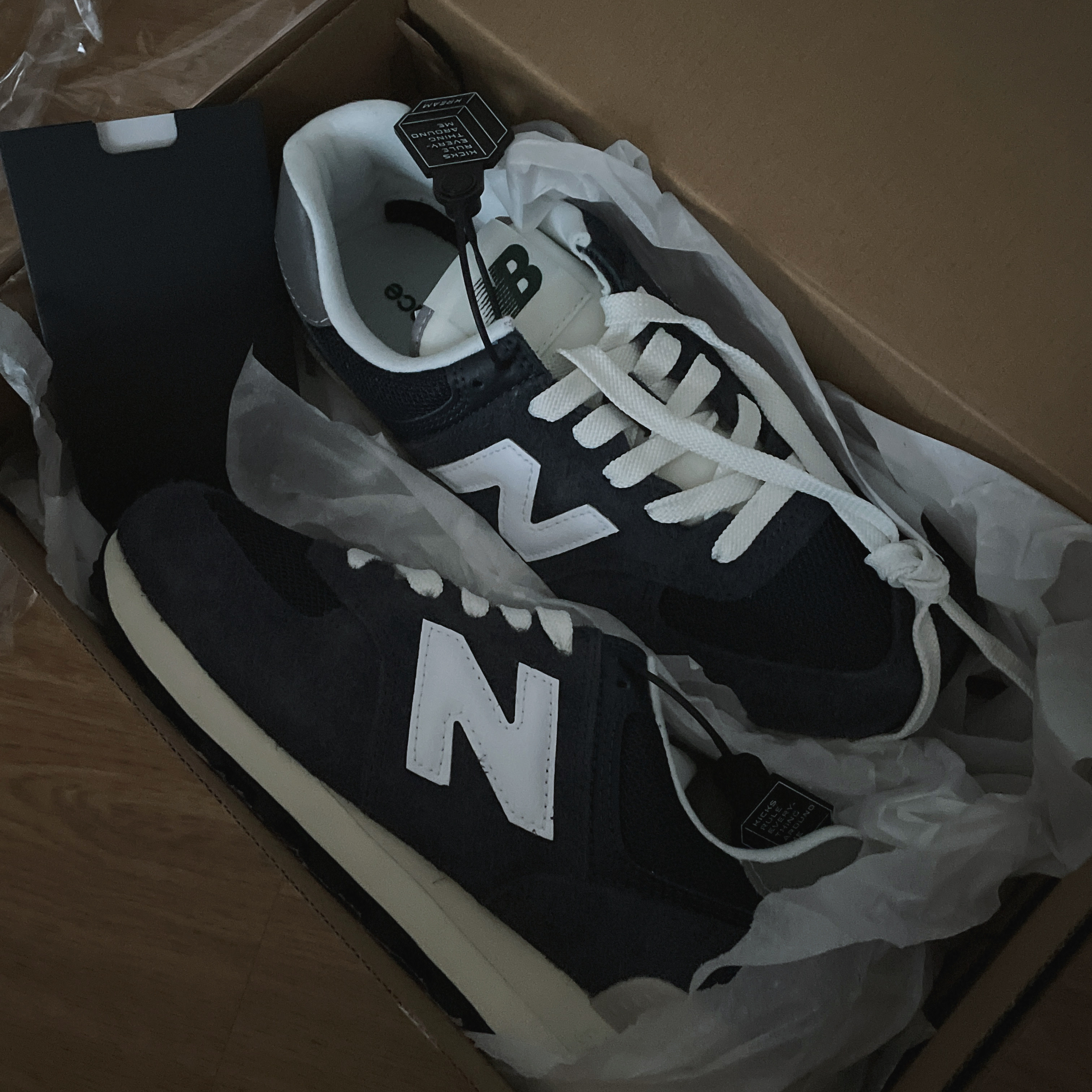 New Balance 574 Heritage Navy 착용 스타일 - 1