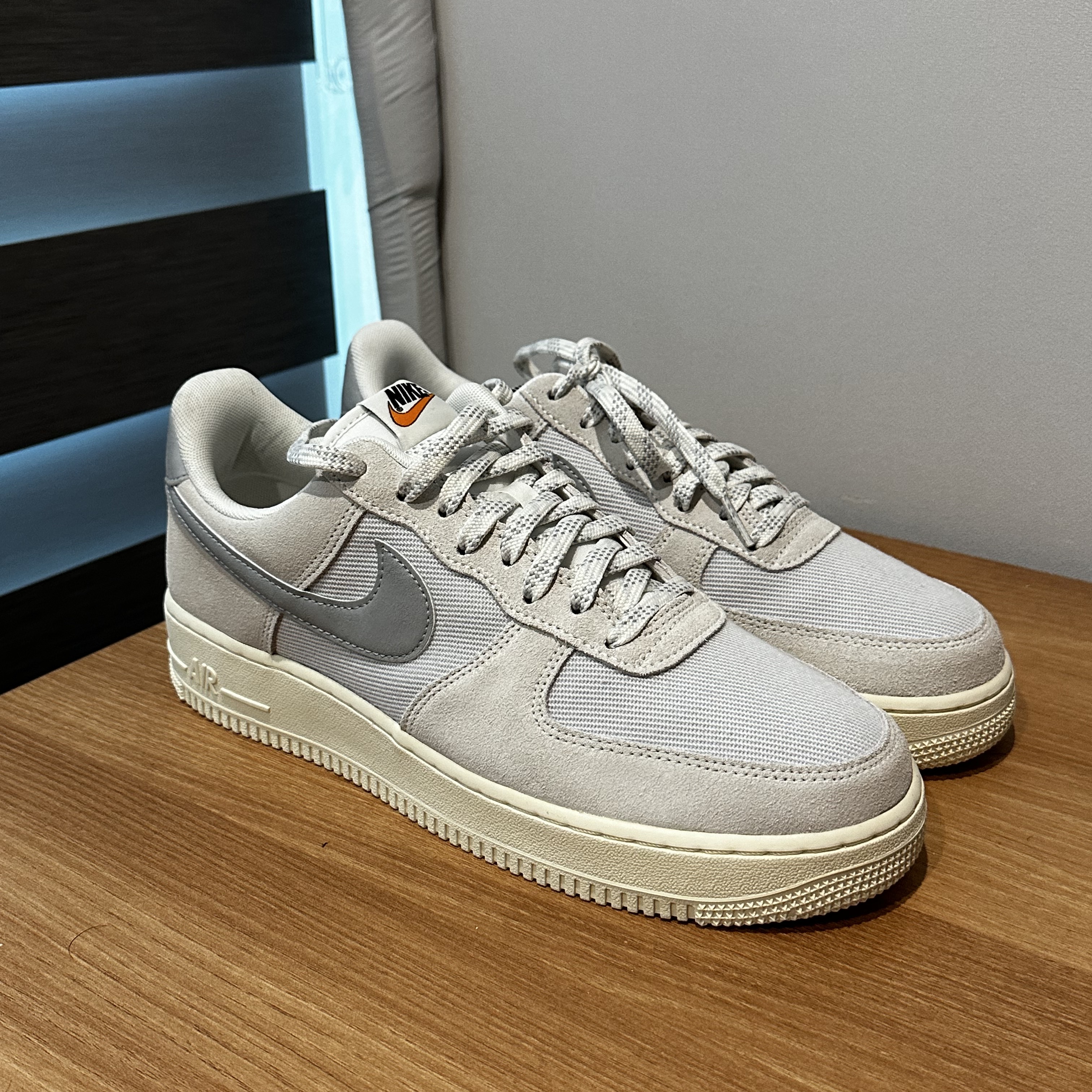 Nike Air Force 1 '07 LV8 Photon Dust and Sail 착용 스타일