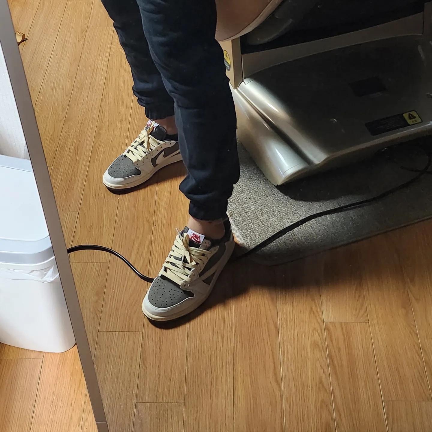 Jordan 1 x Travis Scott Retro Low OG SP Sail and Ridgerock 착용 스타일 - 2