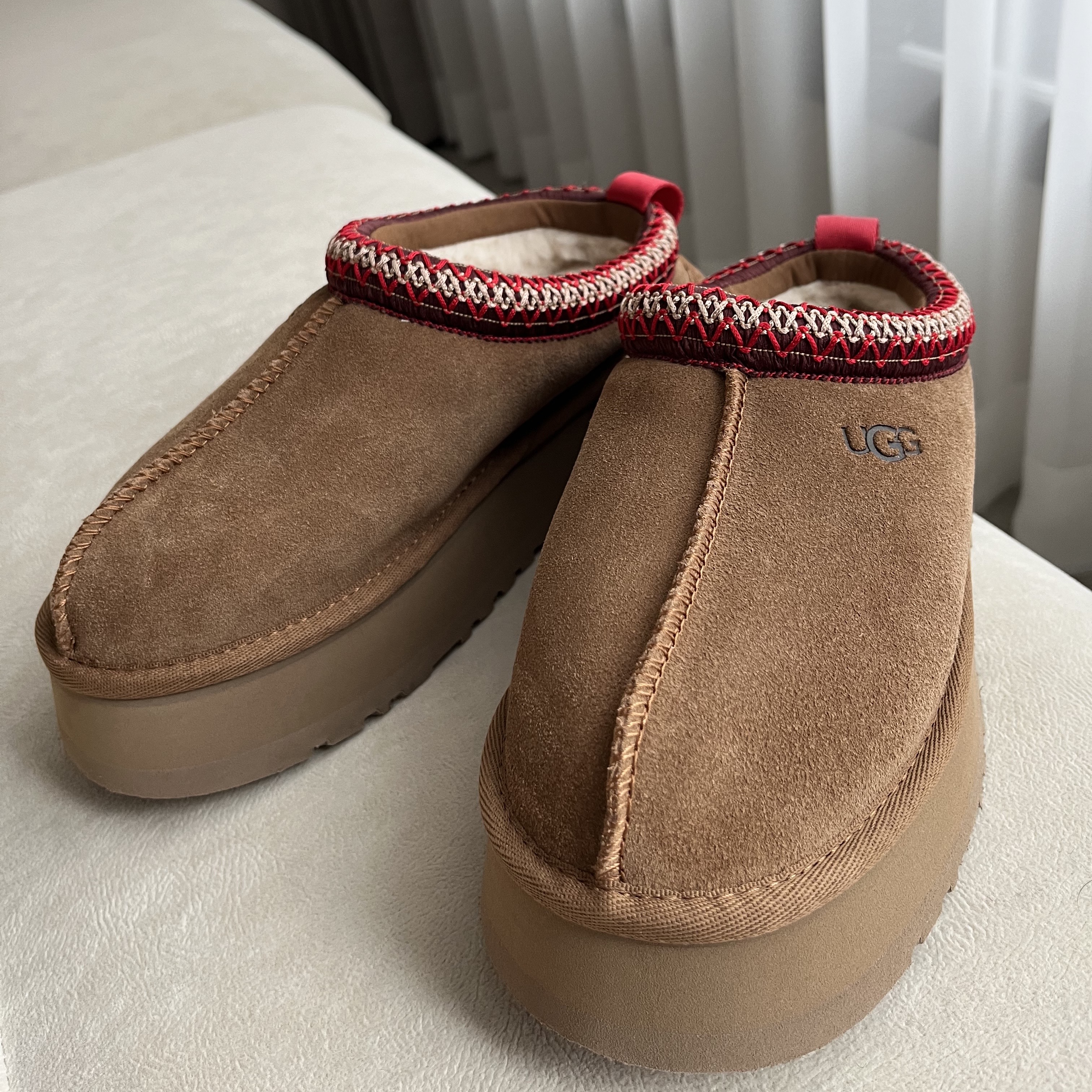 (W) UGG Tazz Slipper Chestnut 착용 스타일 - 3