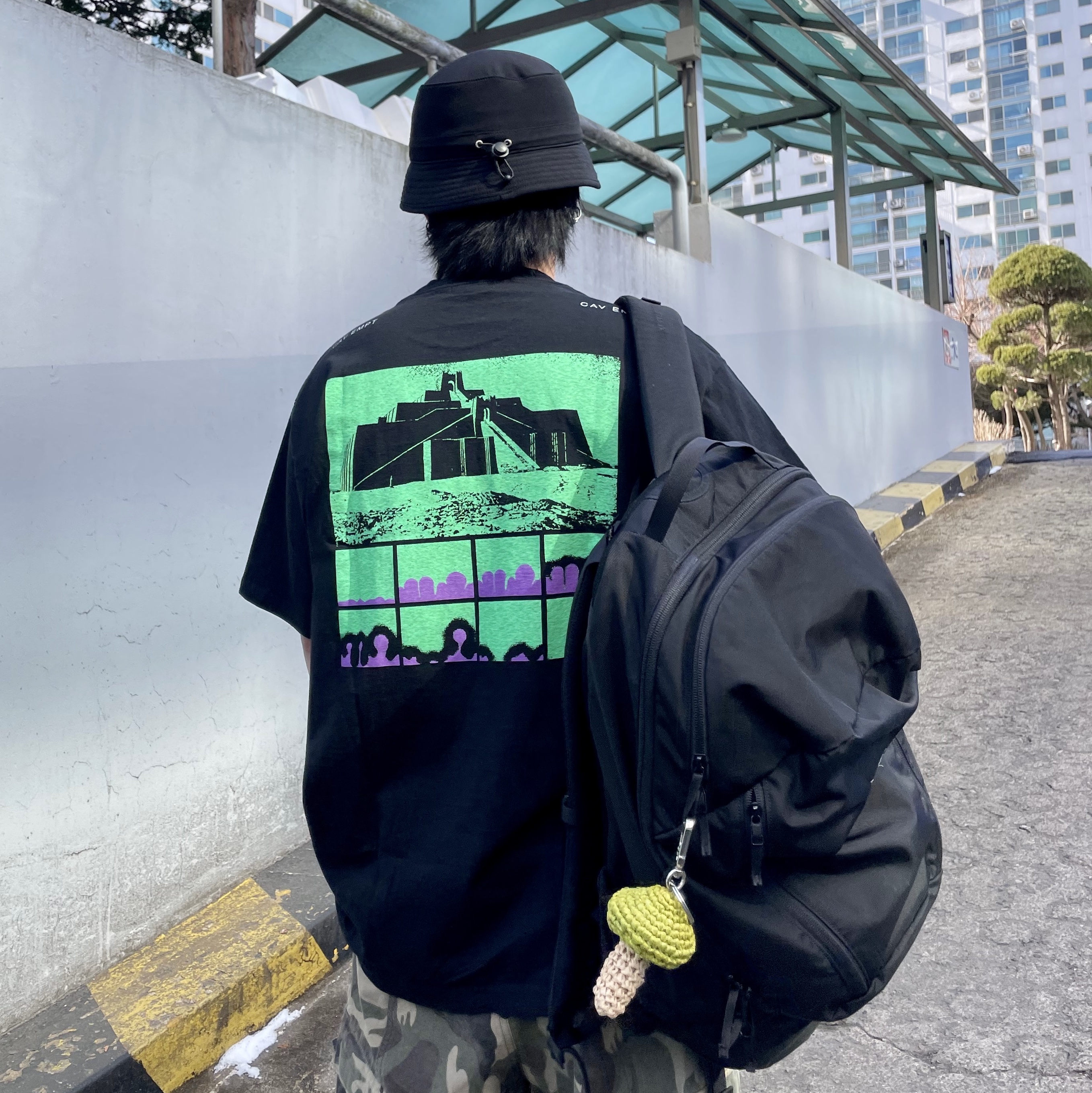 Arc'teryx Mantis 32 Backpack Black, Jordan 5 x Off-White Retro SP Sail Fire Red 착용 스타일 - 3