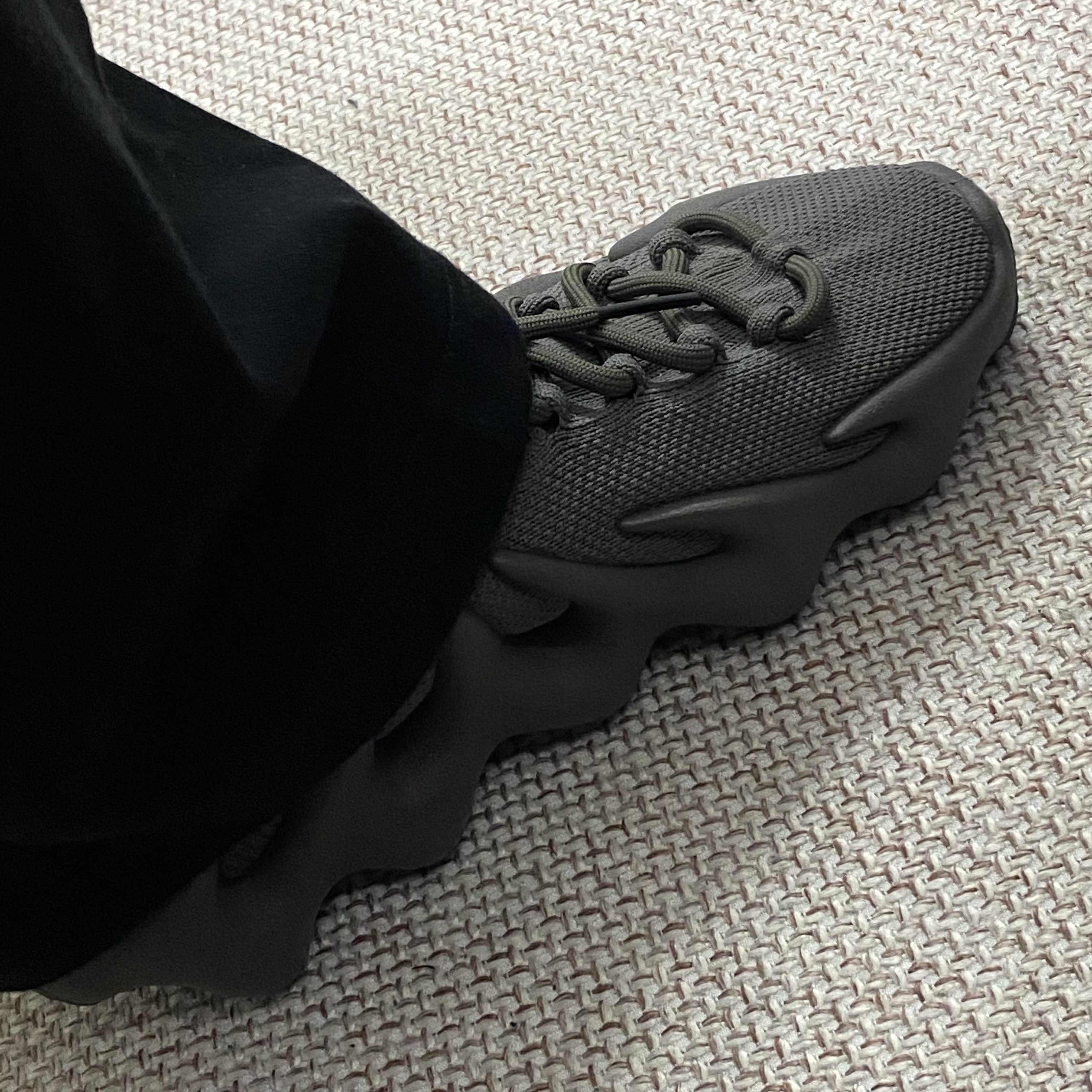 Adidas Yeezy 450 Cinder 착용 스타일