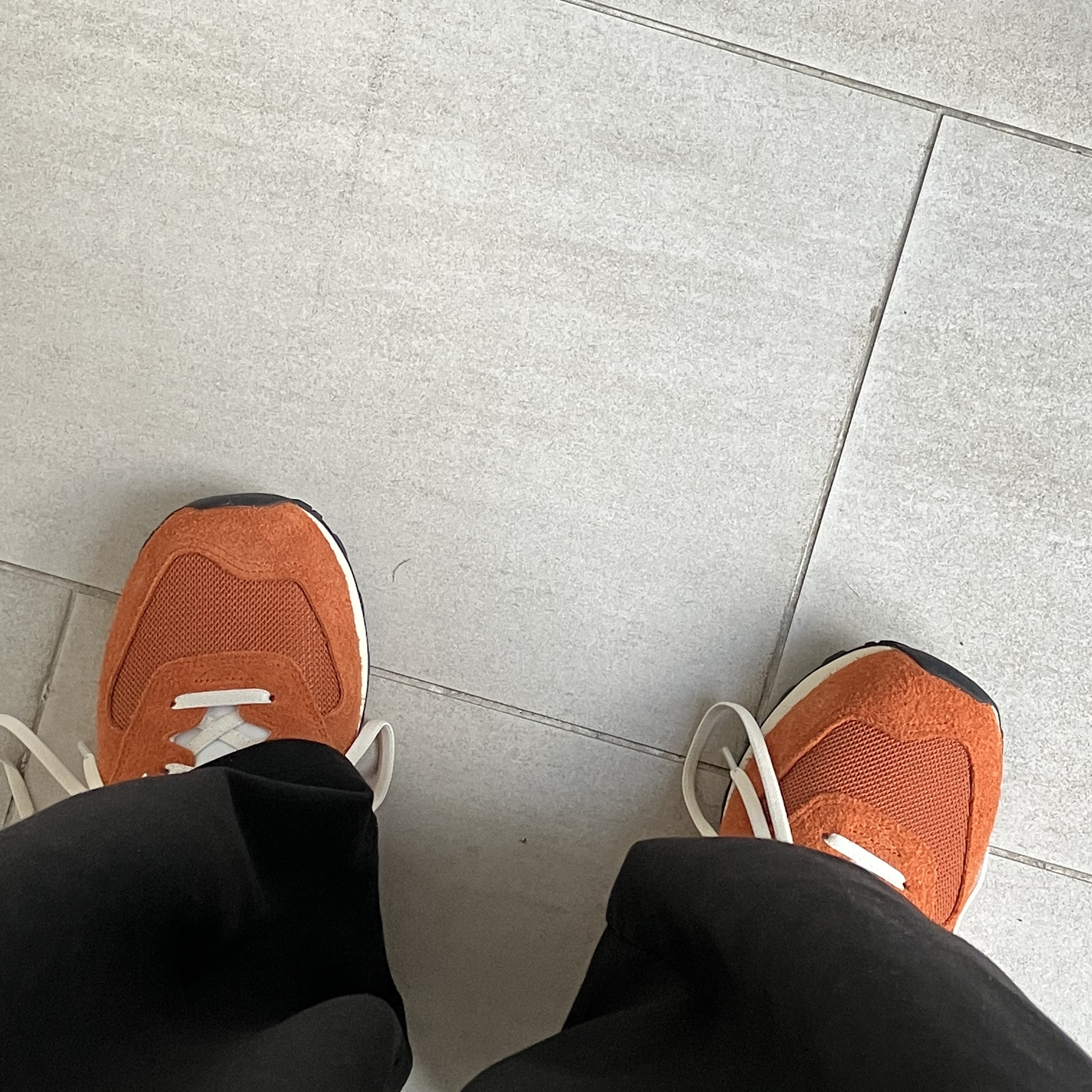 New Balance 574 Heritage Orange Burst White 착용 스타일 - 1