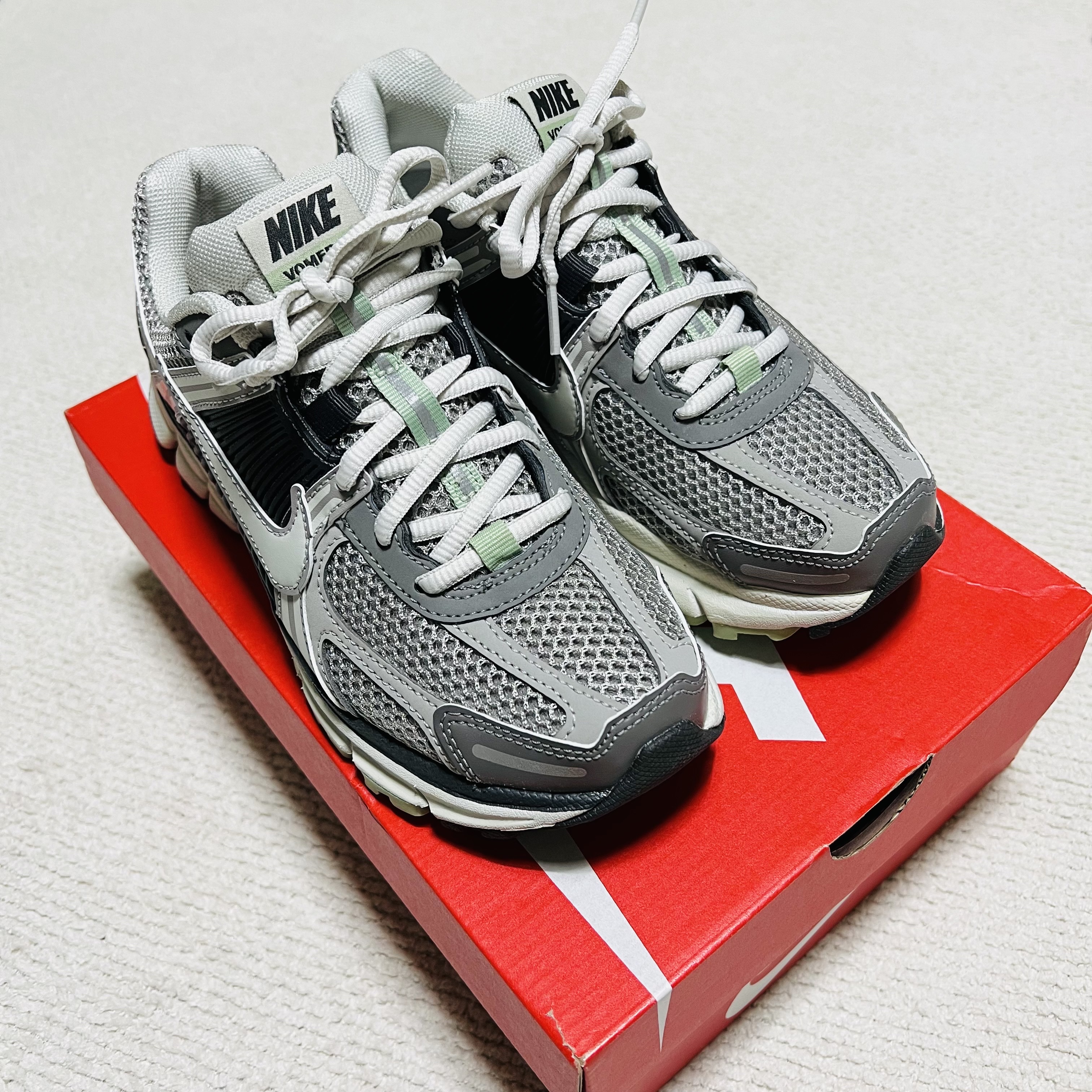 (W) Nike Zoom Vomero 5 Cobblestone and Flat Pewter 착용 스타일 - 1