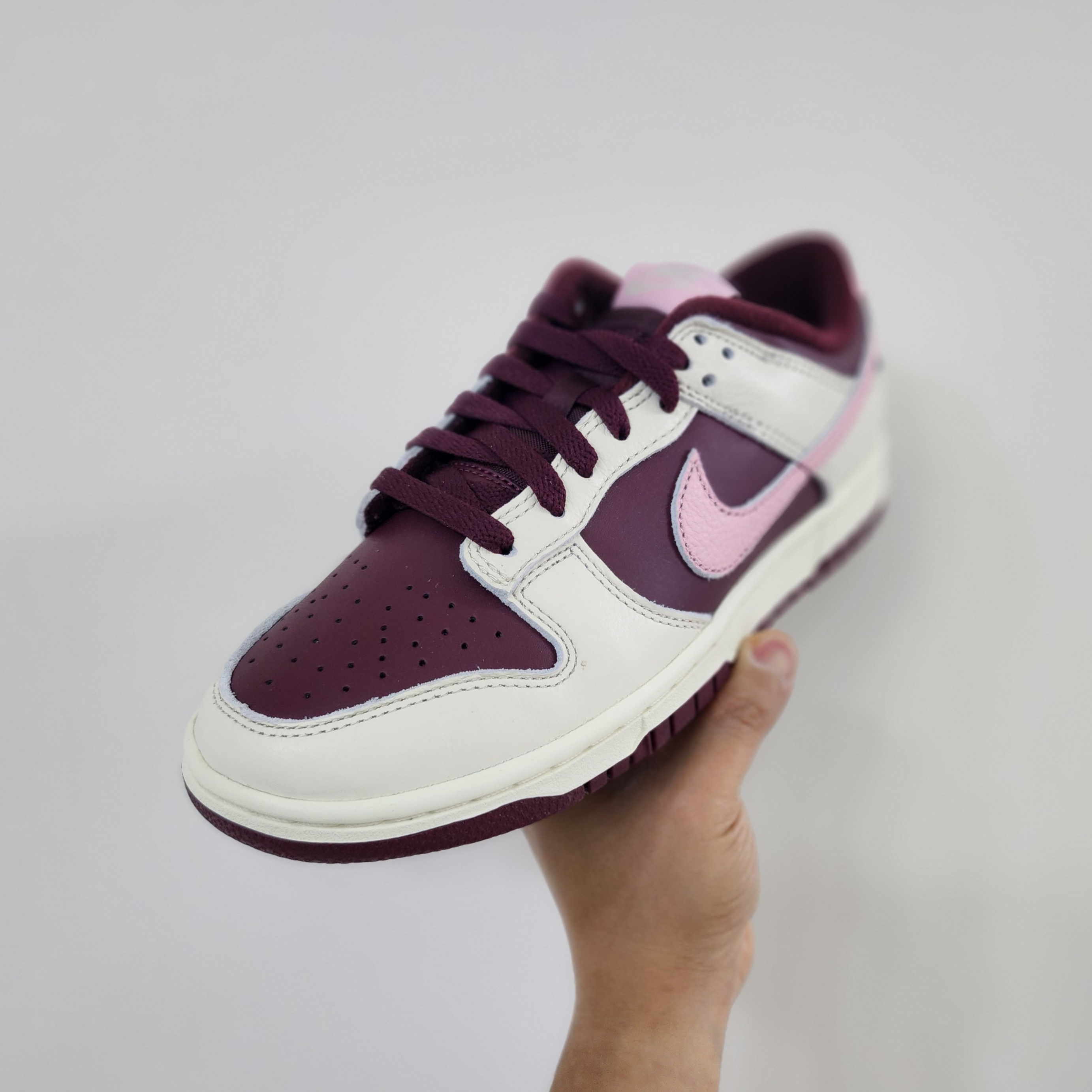 NIke Dunk Low Retro Night Maroon and Medium Soft Pink 착용 스타일 - 1