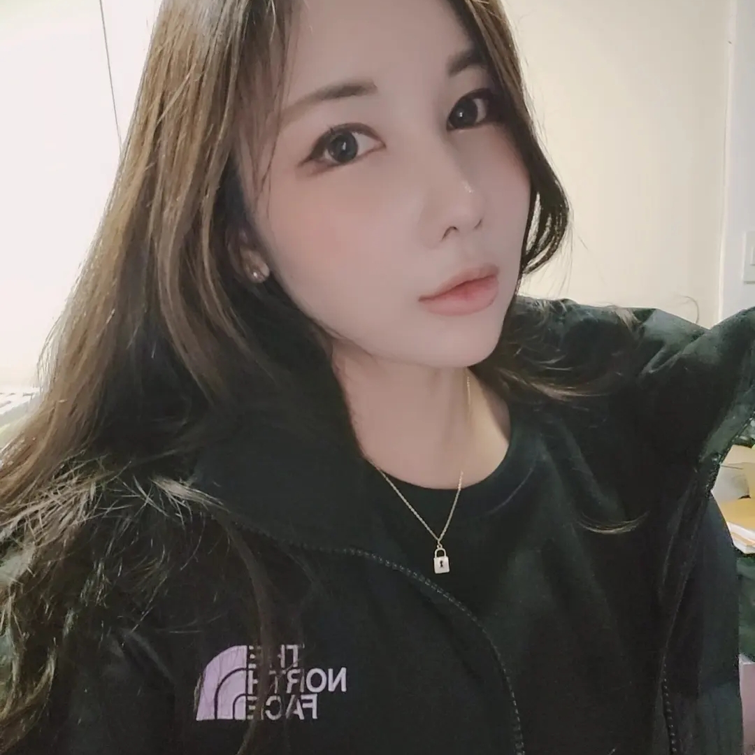 (W) The North Face White Label Novelty Nuptse Down Jacket Black 착용 스타일 - 2