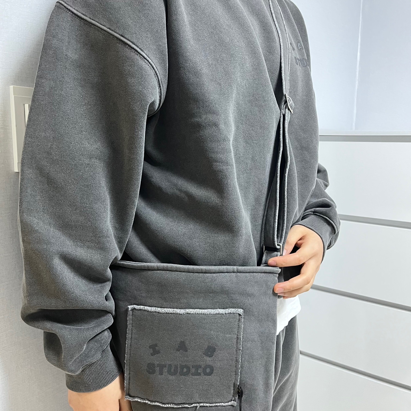 IAB Studio Pigment Sweatshirt & Mini Bag Black 착용 스타일 - 2