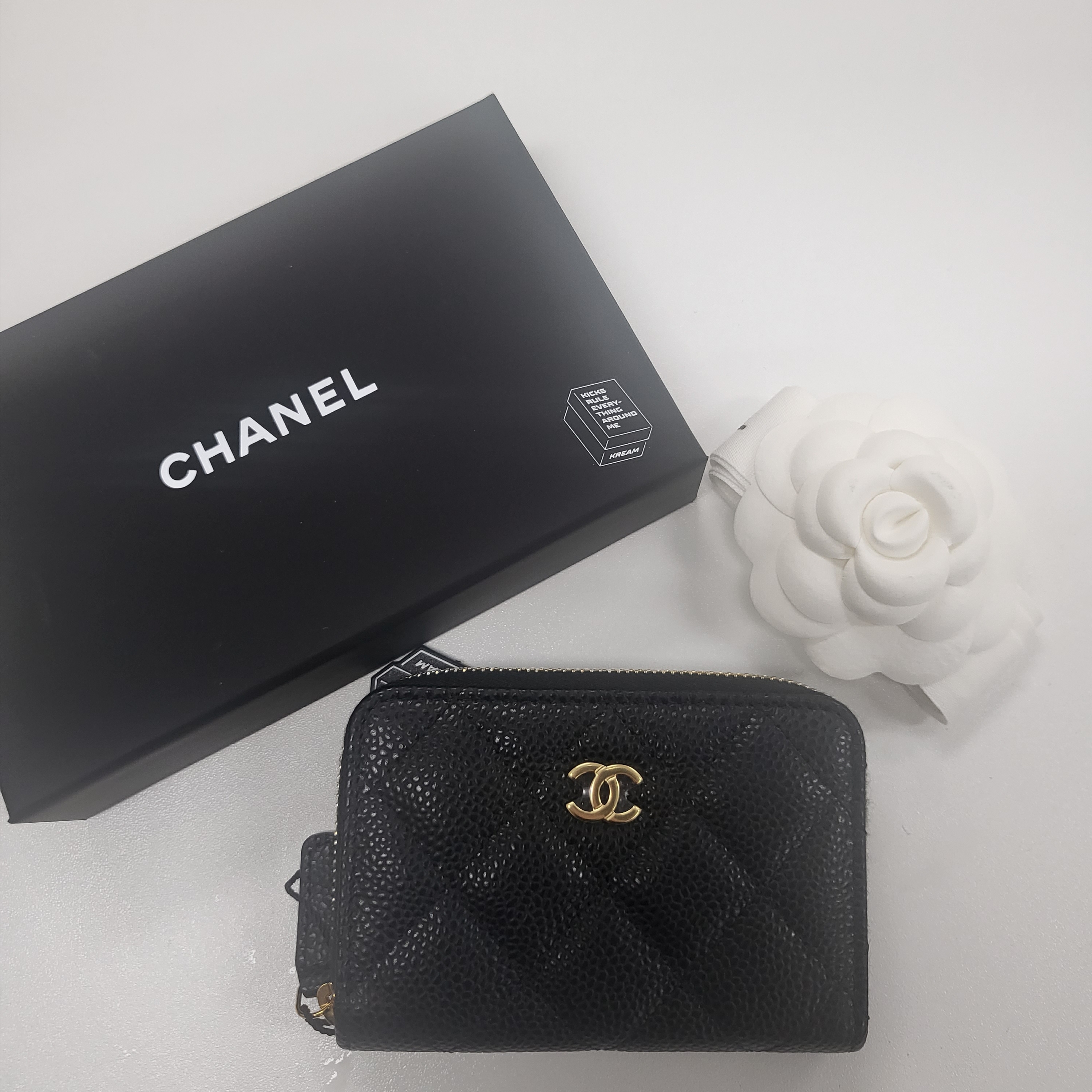 Chanel Classic Zipped Coin Purse Grained Calfskin & Gold Black 착용 스타일