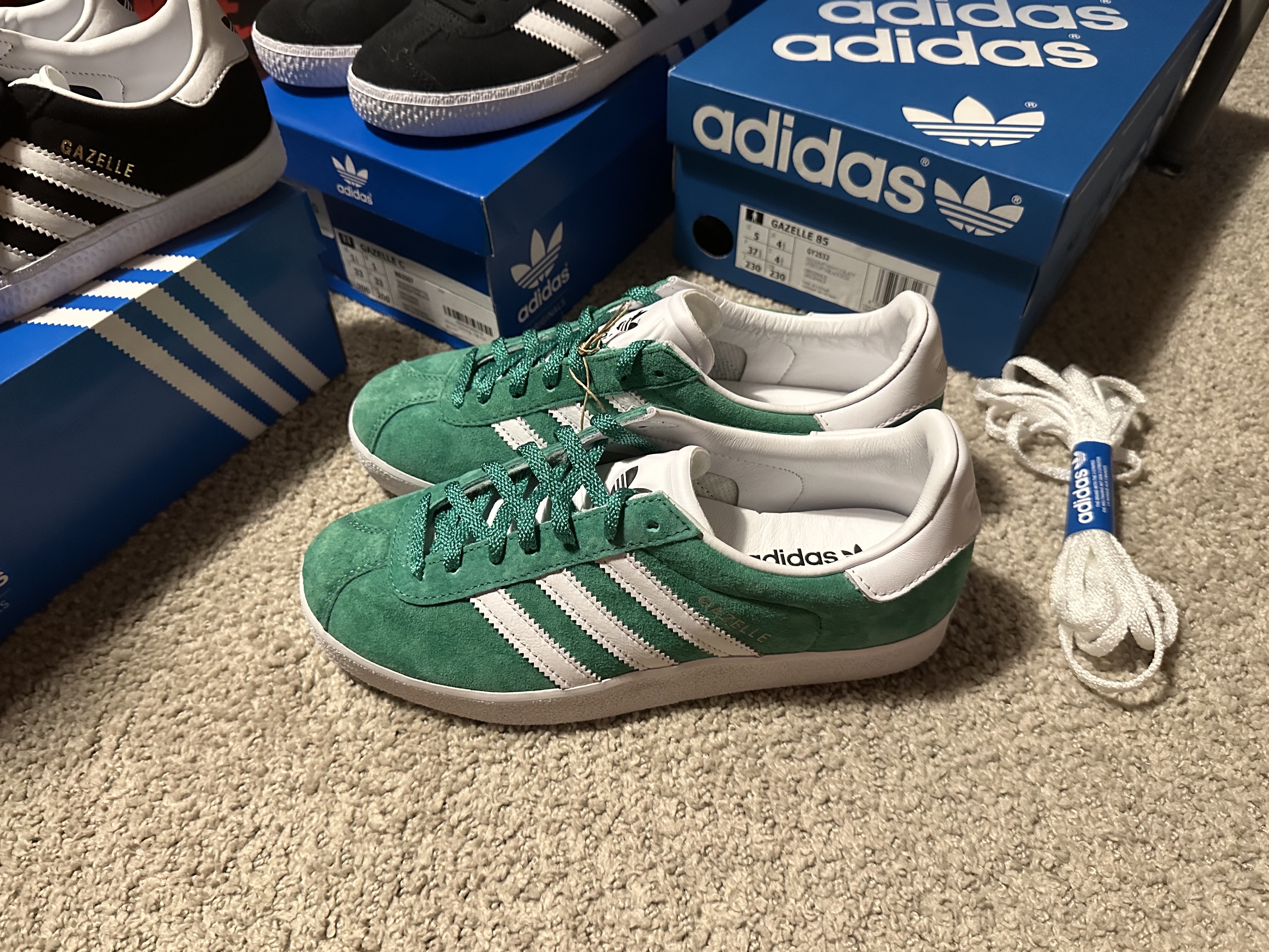 Adidas Gazelle 85 Semi Court Green, Adidas Gazelle Core Black White 착용 스타일 - 1