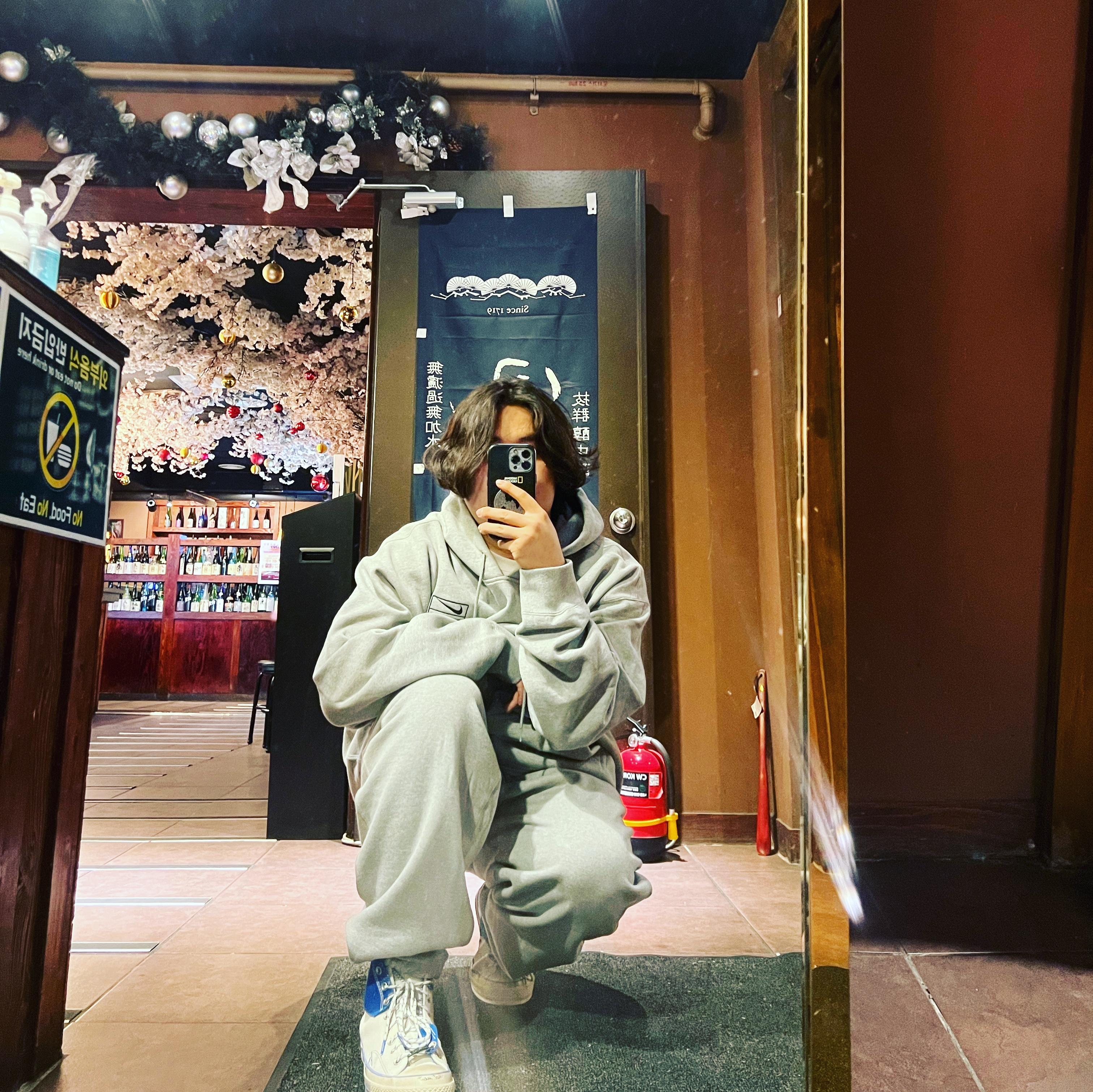 Nike x Stussy NRG RA Pullover Hoodie Dark Grey Heather (DJ9488-063), Nike x Stussy NRG RA Fleece Pants Dark Grey Heather (DJ9490-063) 착용 스타일