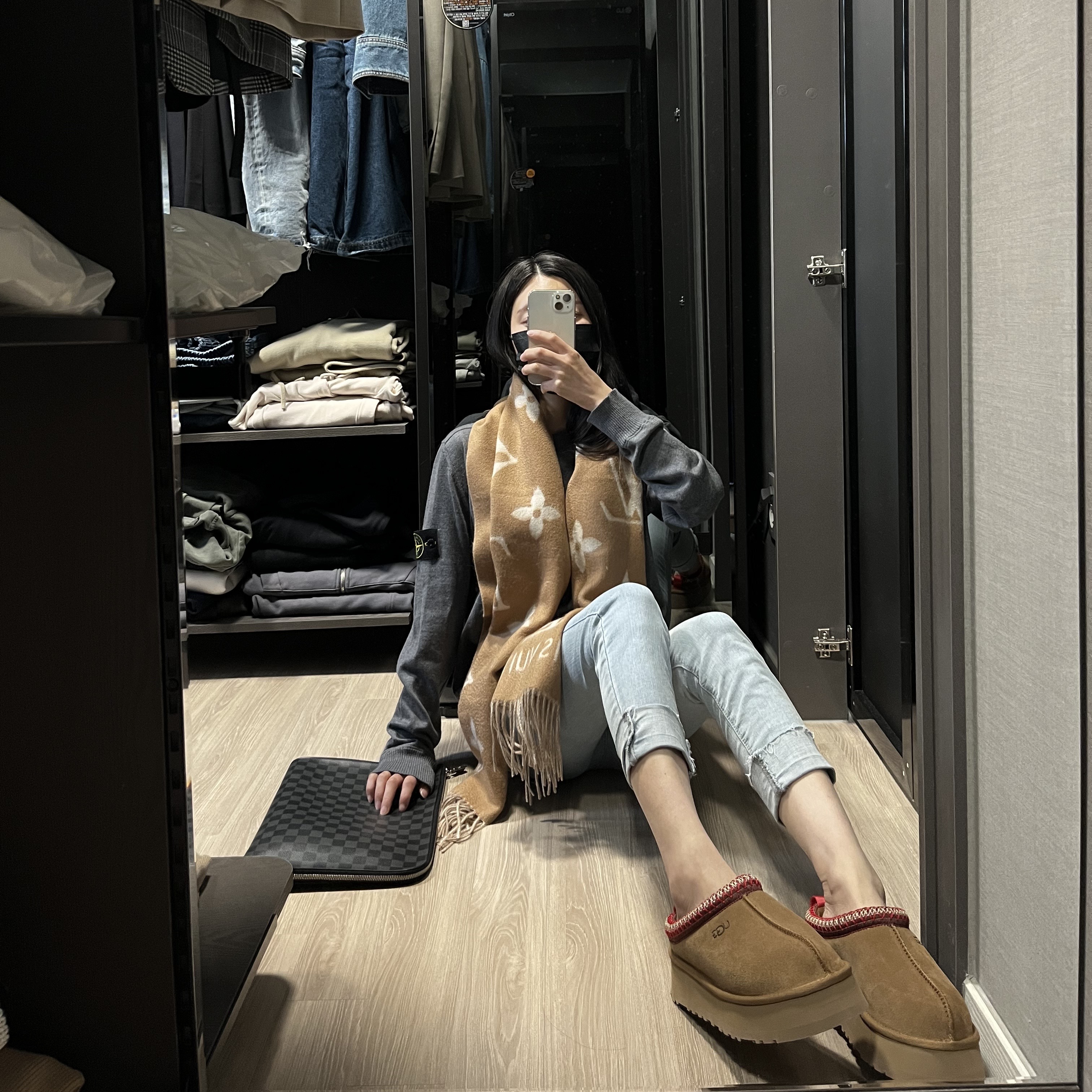 (W) UGG Tazz Slipper Chestnut 착용 스타일 - 1