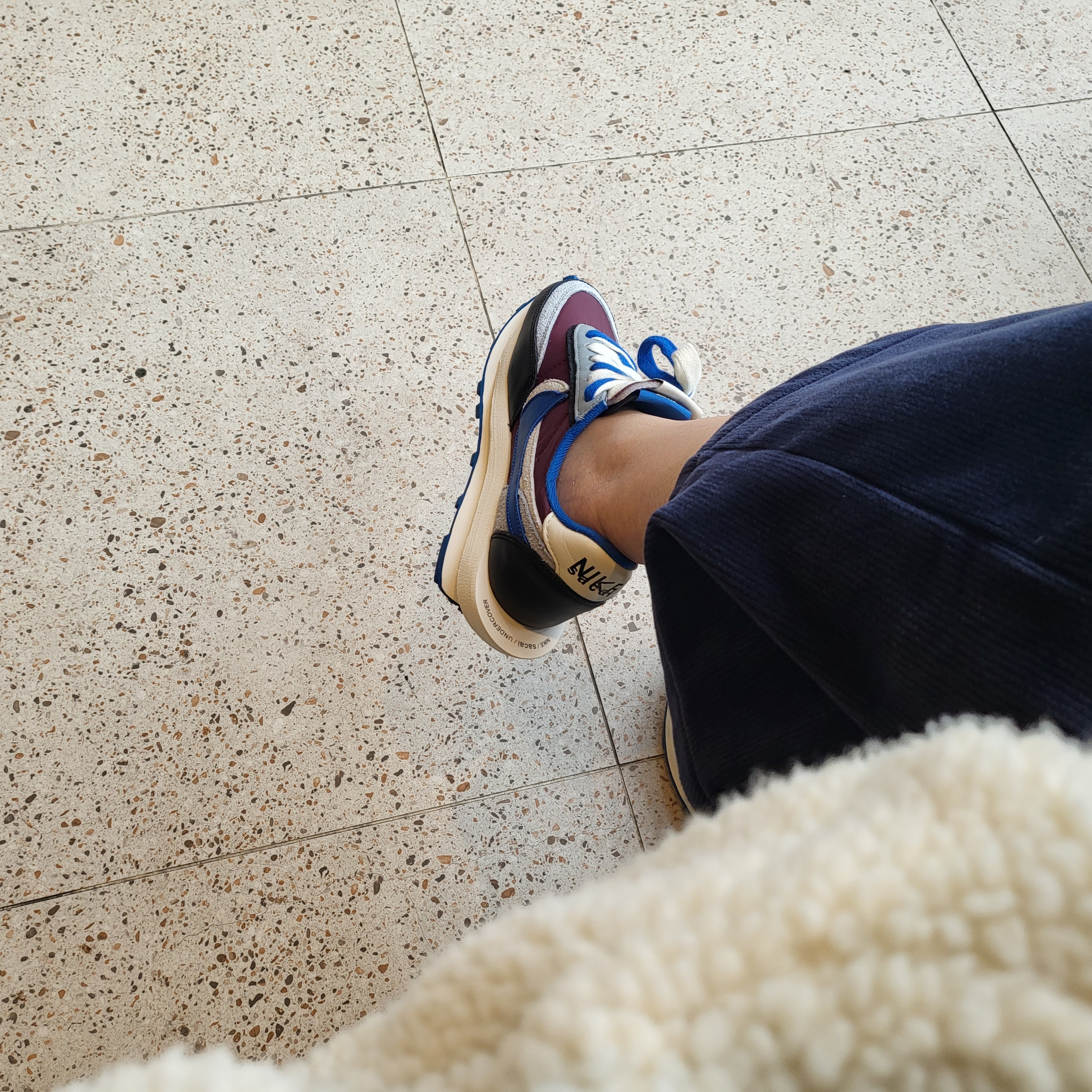 Nike x Sacai x Undercover LDWaffle Night Maroon Team Royal 착용 스타일 - 1