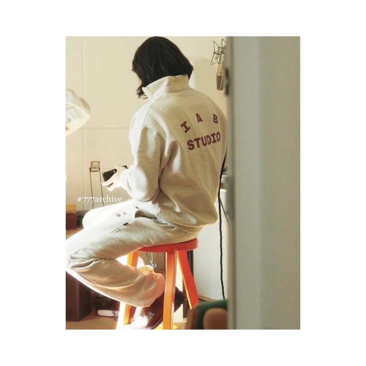 IAB Studio Half Zip-Up Oatmeal Burgundy, IAB Studio Half Zip-Up Black White 착용 스타일 - 1