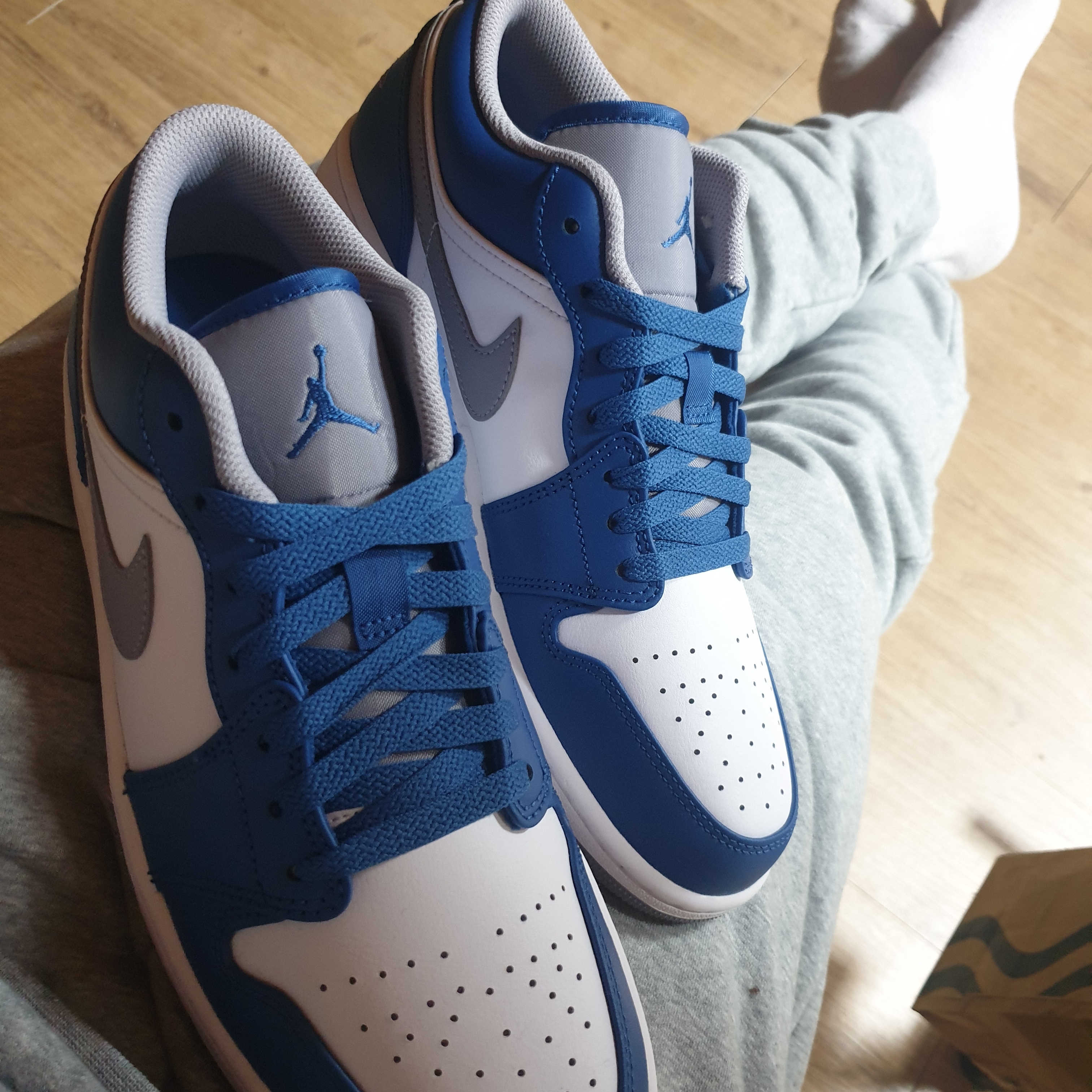 Jordan 1 Low True Blue Cement Grey 착용 스타일 - 2