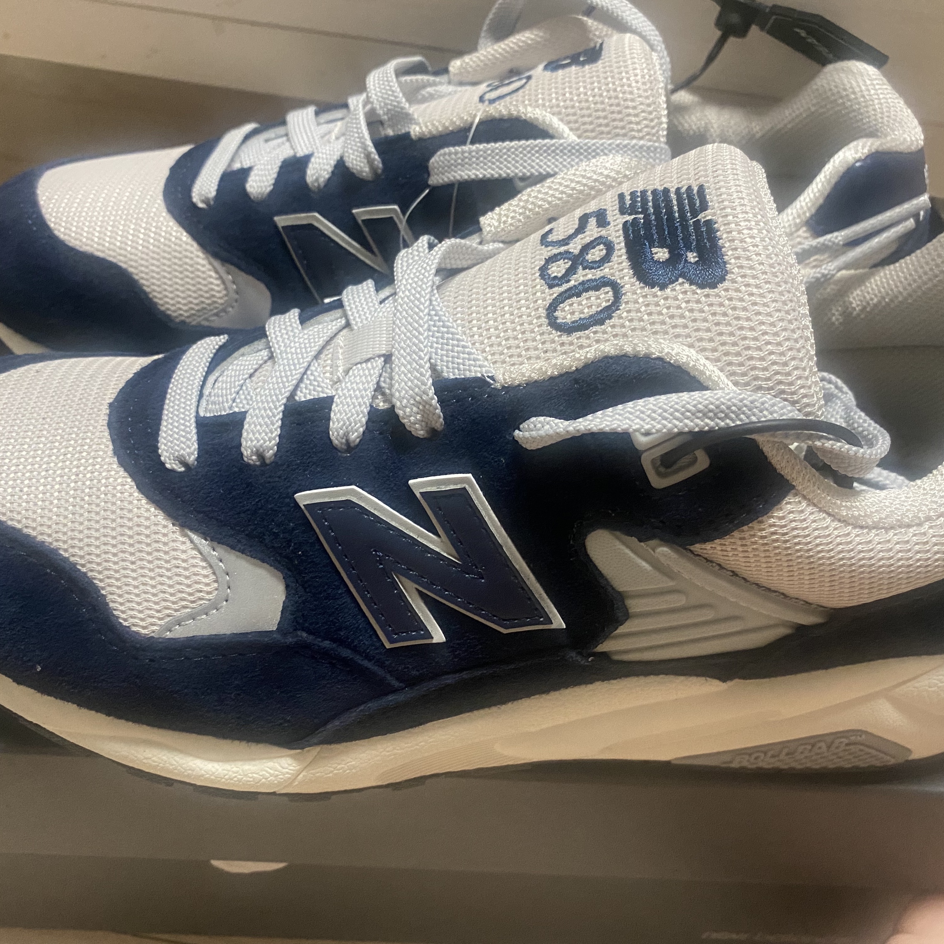 New Balance 580 Navy Cream 착용 스타일