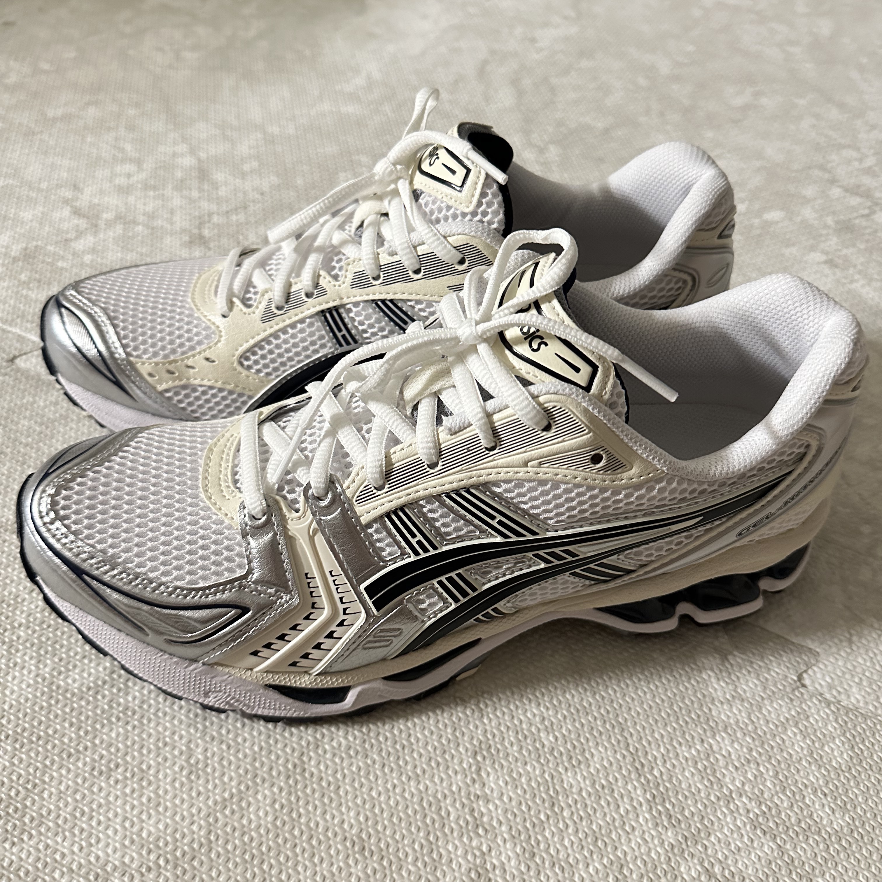 (W) Asics Gel-Kayano 14 White Midnight 착용 스타일